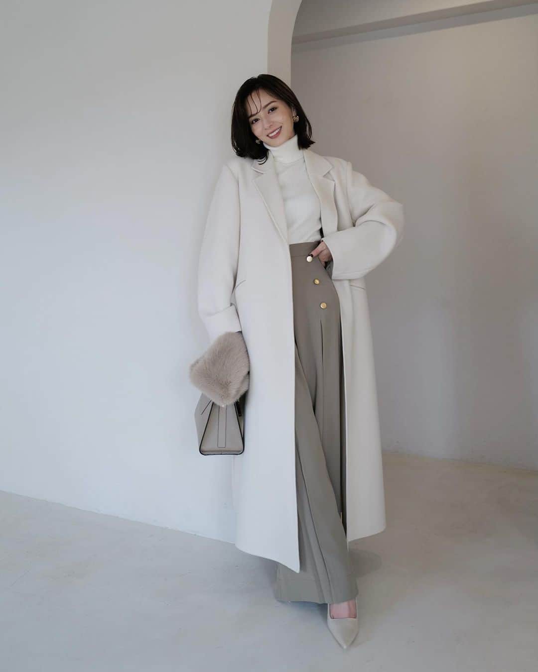 中村麻美さんのインスタグラム写真 - (中村麻美Instagram)「ánuans 2023 OUTER COLLECTION ⁡ ファーティペットも発売します♡ 首元にさらっと巻くだけで一気に華やかな印象にしてくれる✨ ⁡ 毛足の長さが短すぎず長すぎず、 程よいボリューム感のフェイクファーを使用しています💡 ⁡ そして合わせているリバーロングチェスターコートも とてもおすすめなコートです◎ ⁡ 無駄なデザインを削ぎ落としたミニマルなコート。 ぎゅっと目の詰まった、適度なハリのある尾州のウール100%素材を使用し、高級感たっぷりのリバーコートに仕上がっています✨ ⁡ こちらも着回し力抜群で、大活躍してくれること間違いなしのアイテム☺️ ⁡ #anuans #anuans_2023aw  #outercollection #preorder」8月22日 11時52分 - asami_nakamura_