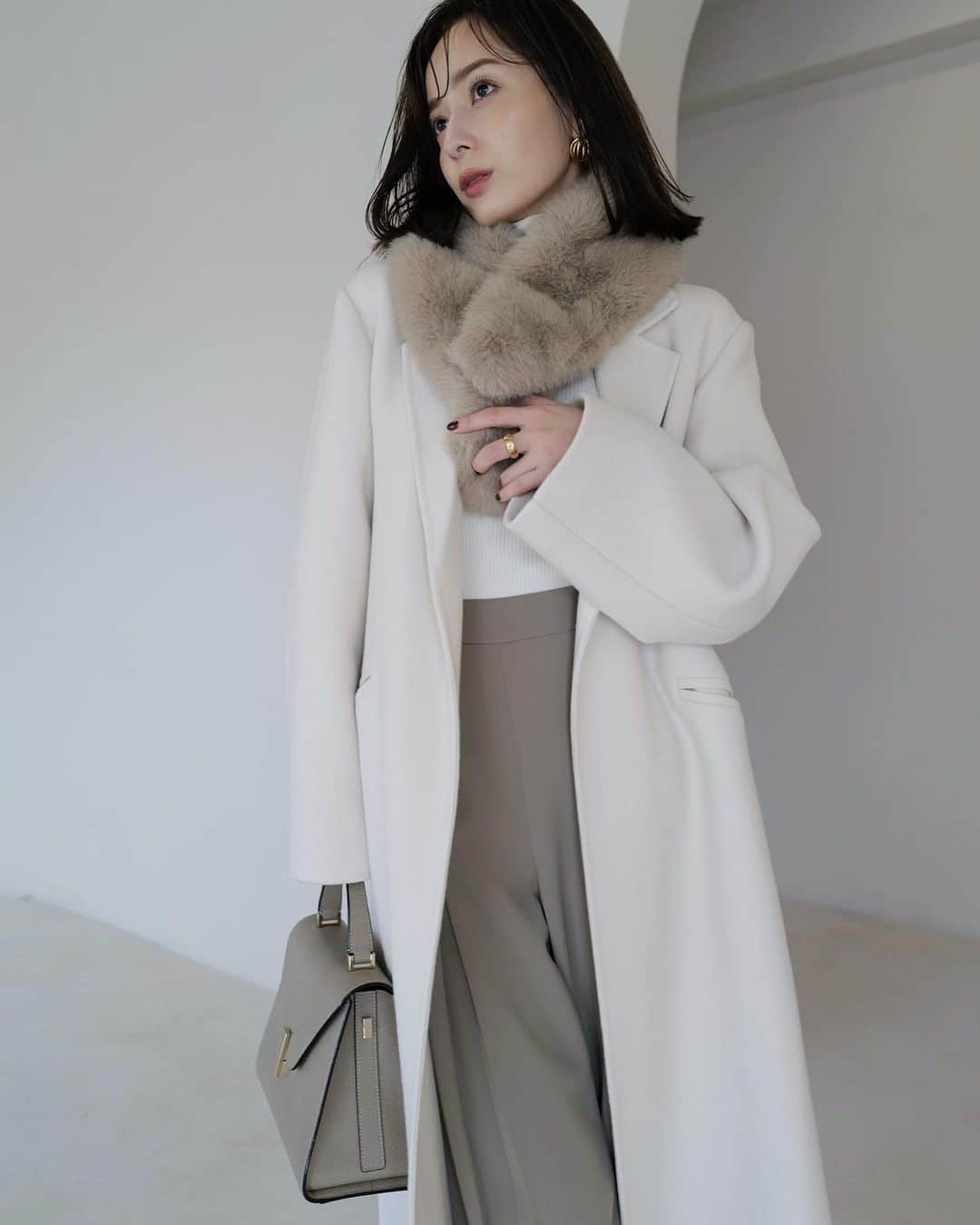 中村麻美さんのインスタグラム写真 - (中村麻美Instagram)「ánuans 2023 OUTER COLLECTION ⁡ ファーティペットも発売します♡ 首元にさらっと巻くだけで一気に華やかな印象にしてくれる✨ ⁡ 毛足の長さが短すぎず長すぎず、 程よいボリューム感のフェイクファーを使用しています💡 ⁡ そして合わせているリバーロングチェスターコートも とてもおすすめなコートです◎ ⁡ 無駄なデザインを削ぎ落としたミニマルなコート。 ぎゅっと目の詰まった、適度なハリのある尾州のウール100%素材を使用し、高級感たっぷりのリバーコートに仕上がっています✨ ⁡ こちらも着回し力抜群で、大活躍してくれること間違いなしのアイテム☺️ ⁡ #anuans #anuans_2023aw  #outercollection #preorder」8月22日 11時52分 - asami_nakamura_