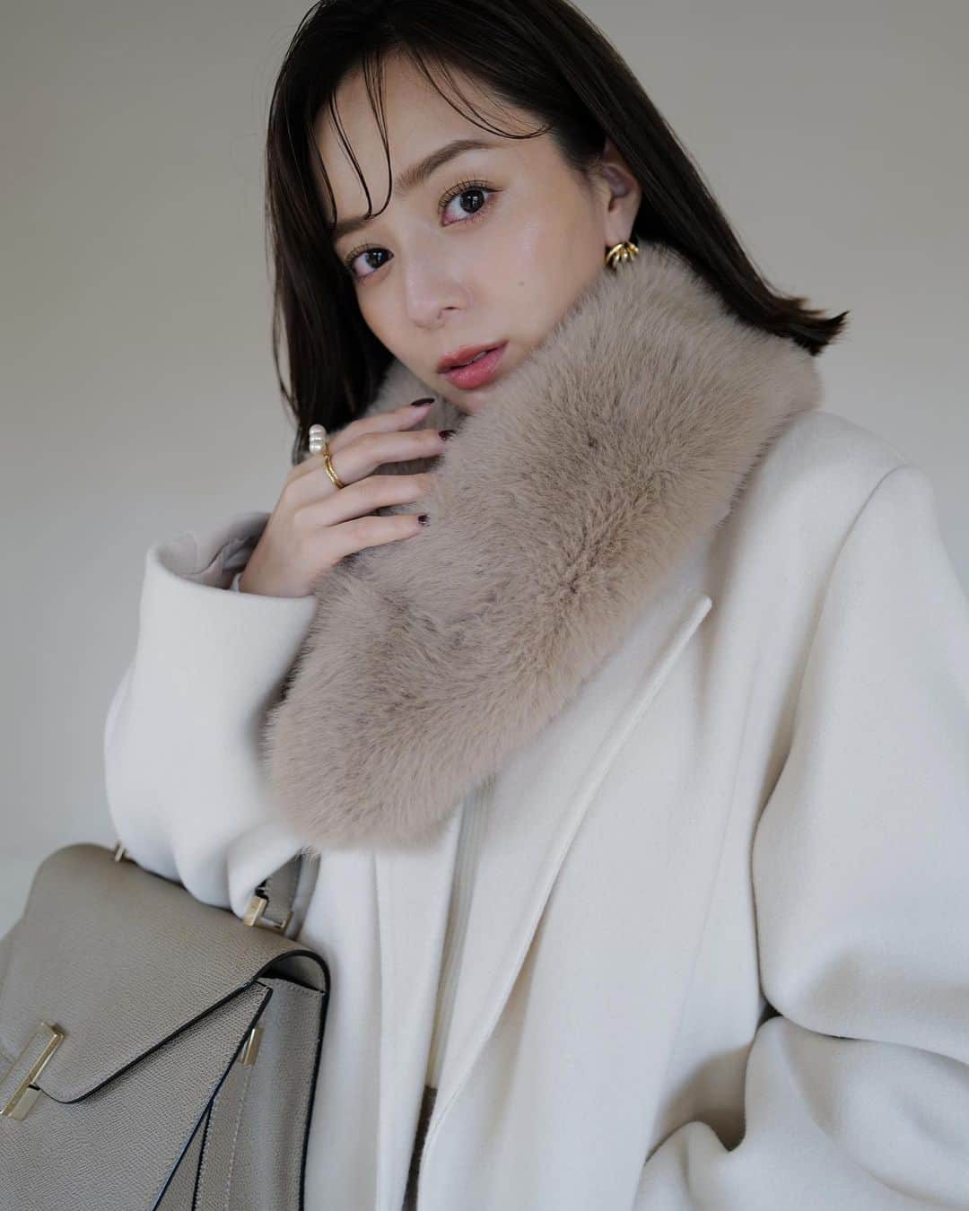 中村麻美のインスタグラム：「ánuans 2023 OUTER COLLECTION ⁡ ファーティペットも発売します♡ 首元にさらっと巻くだけで一気に華やかな印象にしてくれる✨ ⁡ 毛足の長さが短すぎず長すぎず、 程よいボリューム感のフェイクファーを使用しています💡 ⁡ そして合わせているリバーロングチェスターコートも とてもおすすめなコートです◎ ⁡ 無駄なデザインを削ぎ落としたミニマルなコート。 ぎゅっと目の詰まった、適度なハリのある尾州のウール100%素材を使用し、高級感たっぷりのリバーコートに仕上がっています✨ ⁡ こちらも着回し力抜群で、大活躍してくれること間違いなしのアイテム☺️ ⁡ #anuans #anuans_2023aw  #outercollection #preorder」