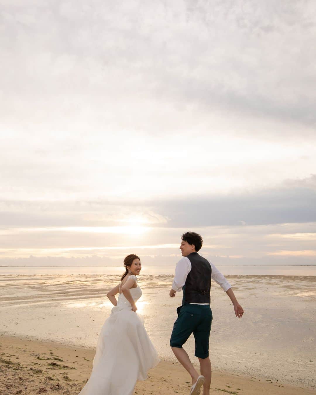 Watabe Weddingさんのインスタグラム写真 - (Watabe WeddingInstagram)「watabeguam 少しずつ夕暮れに向かう時間帯の優しい空の色もいいですね。。。  Hair & make : Mineko Photo : Kyoko / Yphotostudio  #guam #sunset  #wedding #beach #beachphoto #resort #resortwedding #watabewedding #guamwedding #picoftheday #instagram #instagood #weddingphotography #nofilter #2023夏婚 #2023bride #海外挙式 #サンセット  #ビーチフォトウェディング #ワタベウェディング #グアム #リゾートウェディング #タモンビーチ #プレ花嫁準備」8月22日 11時52分 - watabeguam
