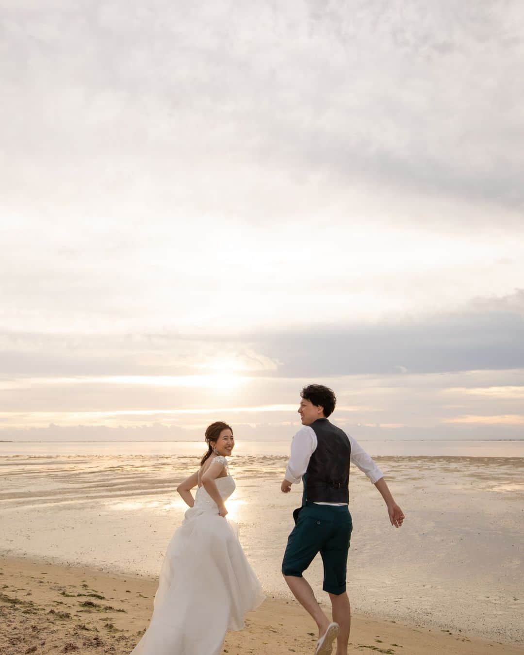 Watabe Weddingのインスタグラム：「watabeguam 少しずつ夕暮れに向かう時間帯の優しい空の色もいいですね。。。  Hair & make : Mineko Photo : Kyoko / Yphotostudio  #guam #sunset  #wedding #beach #beachphoto #resort #resortwedding #watabewedding #guamwedding #picoftheday #instagram #instagood #weddingphotography #nofilter #2023夏婚 #2023bride #海外挙式 #サンセット  #ビーチフォトウェディング #ワタベウェディング #グアム #リゾートウェディング #タモンビーチ #プレ花嫁準備」