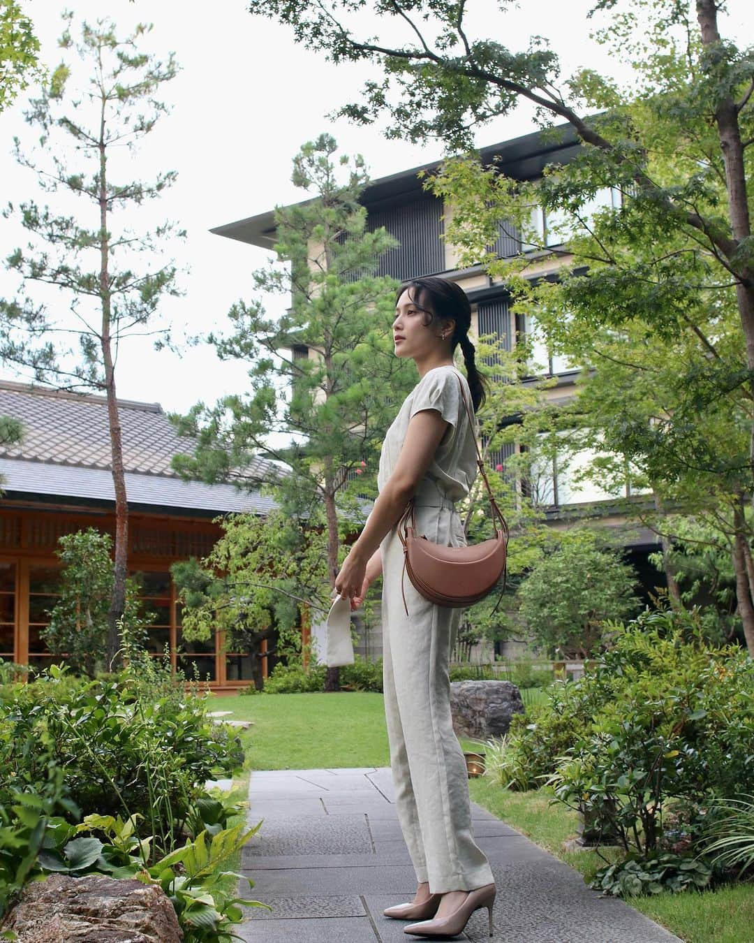 入山杏奈さんのインスタグラム写真 - (入山杏奈Instagram)「自分へのご褒美の癒し旅で、夏の京都へ。  旅のお供に最近お気に入りの @polene_paris のバッグを連れて行きました👜♡  HOTEL THE MITSUI KYOTOでは ホテルの地下に湧く天然温泉やサーマルプールで、久しぶりにゆっくりとした時間を過ごすことができました🫧 (最後にすごすぎる温泉部屋の動画があるよ！)  そしてホテルの方も開業以来初めてという、サギが羽ばたいてくるシーンに遭遇しました😳 わたしたちがレストランへ移動するまでずっと木の上に佇んでいて、凛としていて美しかった...  はぁ...もう戻りたい...😮‍💨🍃  #hotelthemitsuikyoto  #ホテルザミツイキョウト  Como regalo para mí, hice un viaje a Kioto.  Traje mi bolsa favorita de @polene_paris conmigo en mi viaje 👜♡  En el HOTEL THE MITSUI KYOTO, pude pasar un momento relajante en las aguas termales naturales y piscinas con agua caliente en el sótano del hotel por primera vez en mucho tiempo. 🫧 (Hay un video al final de la sala de aguas termales.)  Uno de los momentos más hermosos fue cuando me encontré con una escena en la que una garza se posaba en el árbol, bien elegante…  Regrésenme a ese día 🥹🤍」8月22日 11時54分 - iamannairiyama