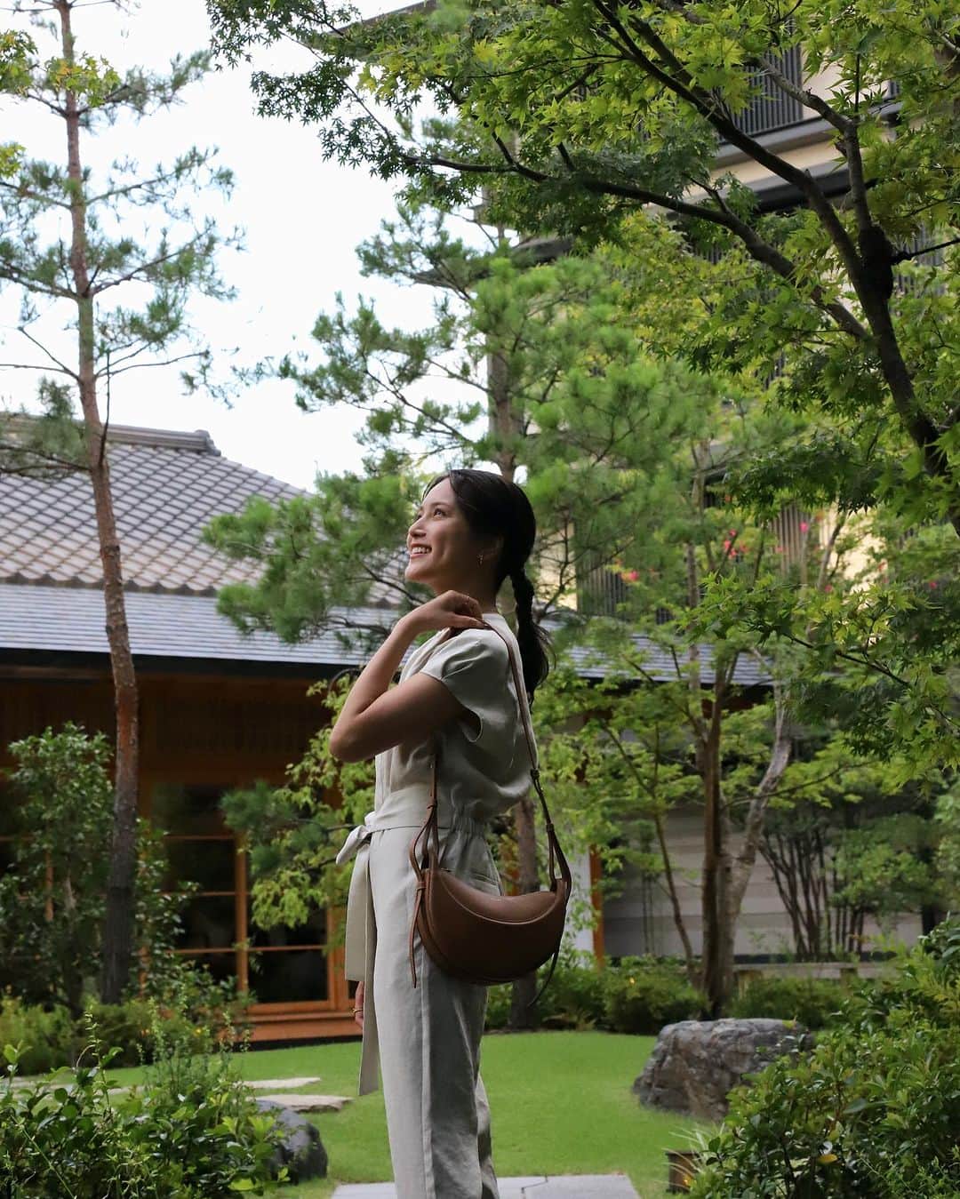 入山杏奈さんのインスタグラム写真 - (入山杏奈Instagram)「自分へのご褒美の癒し旅で、夏の京都へ。  旅のお供に最近お気に入りの @polene_paris のバッグを連れて行きました👜♡  HOTEL THE MITSUI KYOTOでは ホテルの地下に湧く天然温泉やサーマルプールで、久しぶりにゆっくりとした時間を過ごすことができました🫧 (最後にすごすぎる温泉部屋の動画があるよ！)  そしてホテルの方も開業以来初めてという、サギが羽ばたいてくるシーンに遭遇しました😳 わたしたちがレストランへ移動するまでずっと木の上に佇んでいて、凛としていて美しかった...  はぁ...もう戻りたい...😮‍💨🍃  #hotelthemitsuikyoto  #ホテルザミツイキョウト  Como regalo para mí, hice un viaje a Kioto.  Traje mi bolsa favorita de @polene_paris conmigo en mi viaje 👜♡  En el HOTEL THE MITSUI KYOTO, pude pasar un momento relajante en las aguas termales naturales y piscinas con agua caliente en el sótano del hotel por primera vez en mucho tiempo. 🫧 (Hay un video al final de la sala de aguas termales.)  Uno de los momentos más hermosos fue cuando me encontré con una escena en la que una garza se posaba en el árbol, bien elegante…  Regrésenme a ese día 🥹🤍」8月22日 11時54分 - iamannairiyama