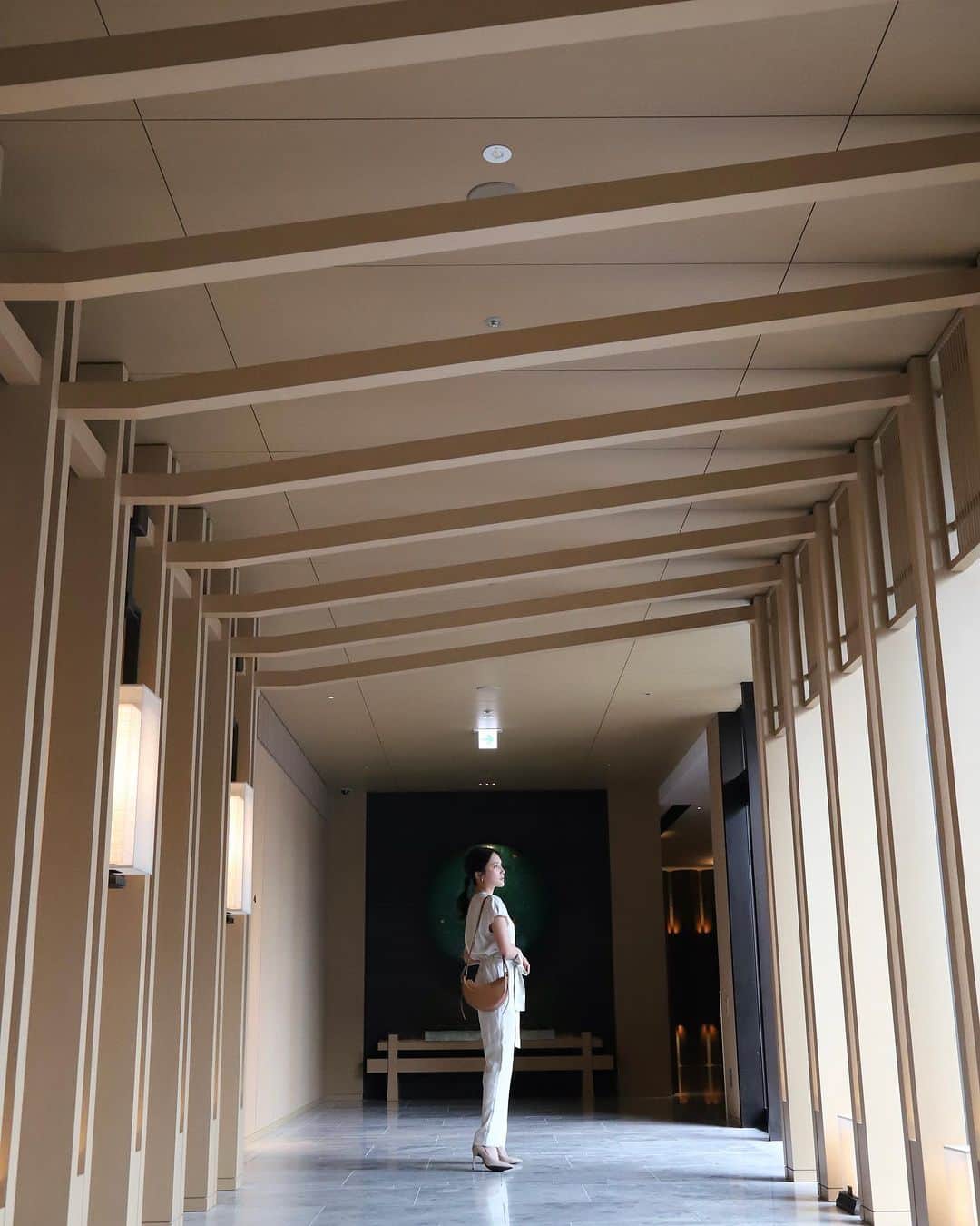 入山杏奈さんのインスタグラム写真 - (入山杏奈Instagram)「自分へのご褒美の癒し旅で、夏の京都へ。  旅のお供に最近お気に入りの @polene_paris のバッグを連れて行きました👜♡  HOTEL THE MITSUI KYOTOでは ホテルの地下に湧く天然温泉やサーマルプールで、久しぶりにゆっくりとした時間を過ごすことができました🫧 (最後にすごすぎる温泉部屋の動画があるよ！)  そしてホテルの方も開業以来初めてという、サギが羽ばたいてくるシーンに遭遇しました😳 わたしたちがレストランへ移動するまでずっと木の上に佇んでいて、凛としていて美しかった...  はぁ...もう戻りたい...😮‍💨🍃  #hotelthemitsuikyoto  #ホテルザミツイキョウト  Como regalo para mí, hice un viaje a Kioto.  Traje mi bolsa favorita de @polene_paris conmigo en mi viaje 👜♡  En el HOTEL THE MITSUI KYOTO, pude pasar un momento relajante en las aguas termales naturales y piscinas con agua caliente en el sótano del hotel por primera vez en mucho tiempo. 🫧 (Hay un video al final de la sala de aguas termales.)  Uno de los momentos más hermosos fue cuando me encontré con una escena en la que una garza se posaba en el árbol, bien elegante…  Regrésenme a ese día 🥹🤍」8月22日 11時54分 - iamannairiyama