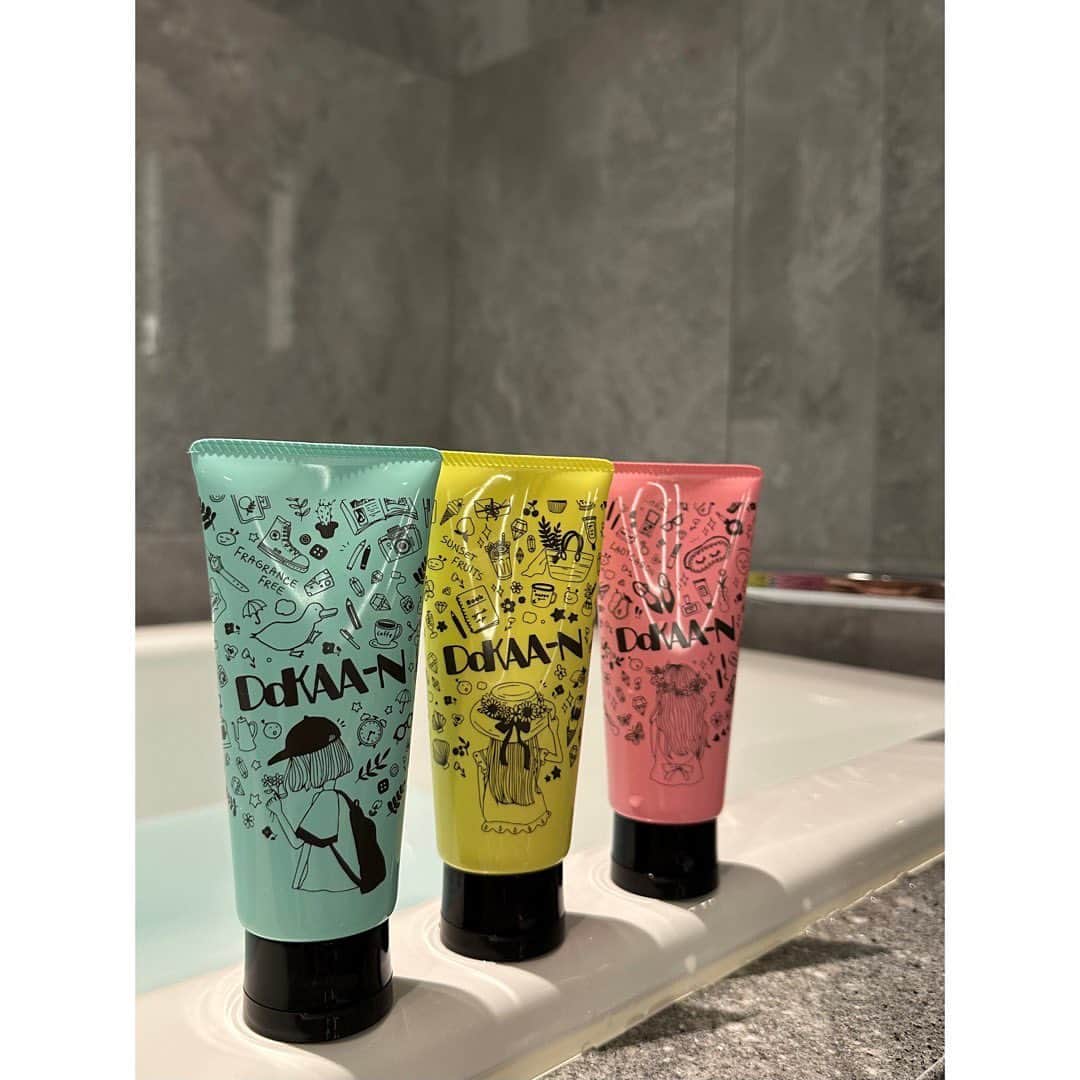 永末まゆさんのインスタグラム写真 - (永末まゆInstagram)「美容室でトリートメントしたい🥺 だけど今は自宅でヘアケアをがんばる！！って方に、全力でおススメ！！  「あの」美容室専売ブランド #ハホニコ が、3年かけて実現。 髪のうねり、ダメージへの本気の集中トリートメント その名も、、、  #ビックリドカーントリートメント 💥  私の産後のひどい髪の毛を助けてくれた神トリートメント✨😔💕  1本1980円でコスパよきで買いやすい🫶🏻 効果は同じ、香り違いの3タイプ✨  3日に1回使用で集中トリートメント出来るのだけど、とりあえず3日続けて使ってみてー🥺ちなみに、熱を与えるとより質感アップ。  まとまり、ツヤ、やわらかさ、乾燥が気になる方におススメ過ぎる🥺✨  ・ ・ ・  #自宅トリートメント #サロン級 #おススメトリートメント #産後ヘア #綺麗になりたい人と繋がりたい  #集中トリートメント #ヘアケア好きさんと繋がりたい」8月22日 11時55分 - nagasuemayu