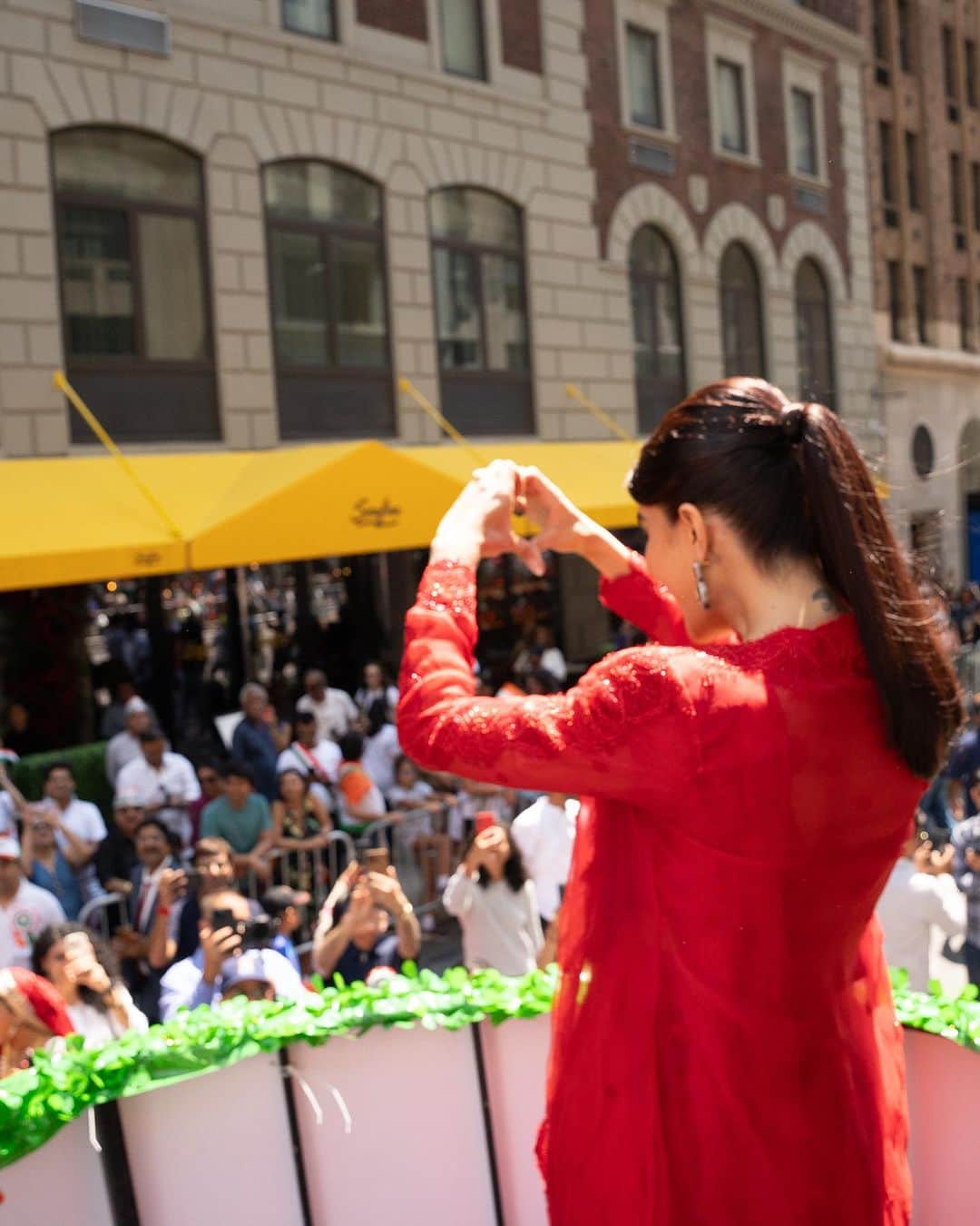 Jacqueline Fernandezさんのインスタグラム写真 - (Jacqueline FernandezInstagram)「Thank you for making me a part of the 41st India Day Parade in New York! It was truly an overwhelming moment ❤️ @federationofindianassociations 🇮🇳」8月22日 12時06分 - jacquelienefernandez