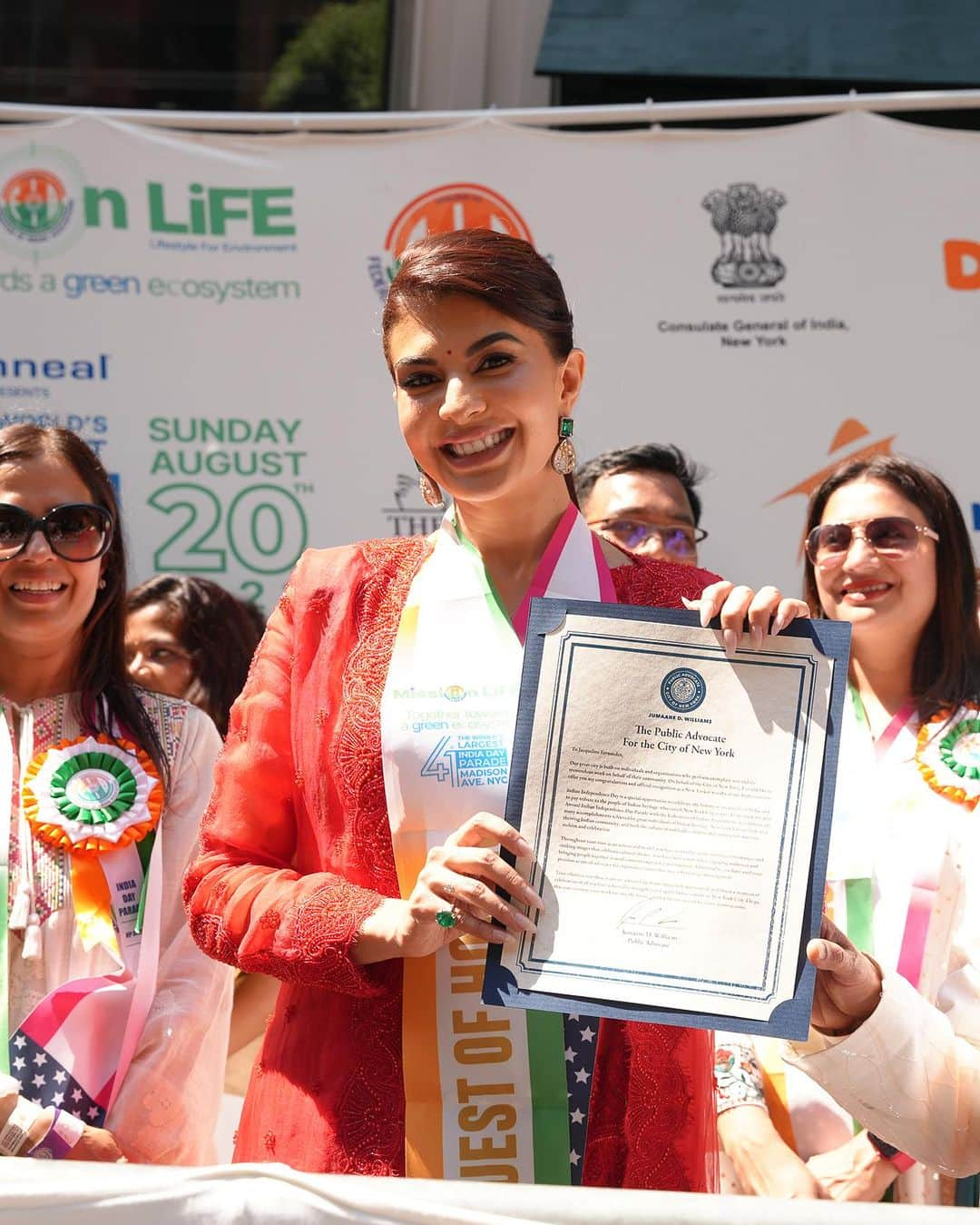 Jacqueline Fernandezさんのインスタグラム写真 - (Jacqueline FernandezInstagram)「Thank you for making me a part of the 41st India Day Parade in New York! It was truly an overwhelming moment ❤️ @federationofindianassociations 🇮🇳」8月22日 12時06分 - jacquelienefernandez