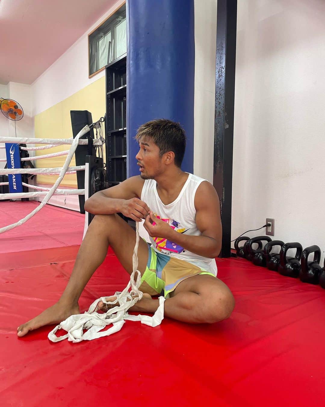 大沢文也さんのインスタグラム写真 - (大沢文也Instagram)「今までバンテージも何回巻いてきたんだろうか。 そして後何回巻くのだろうか。  折り返し地点はとうに過ぎてる  物心ついた時からやってる格闘技 考える事はたくさんある  でも引退はこれっぽっちも考えていない まだまだ強くなれる  年齢はただの数字  #kickboxing #バンテージ #格闘技 #dream」8月22日 11時58分 - fumifumi_k1