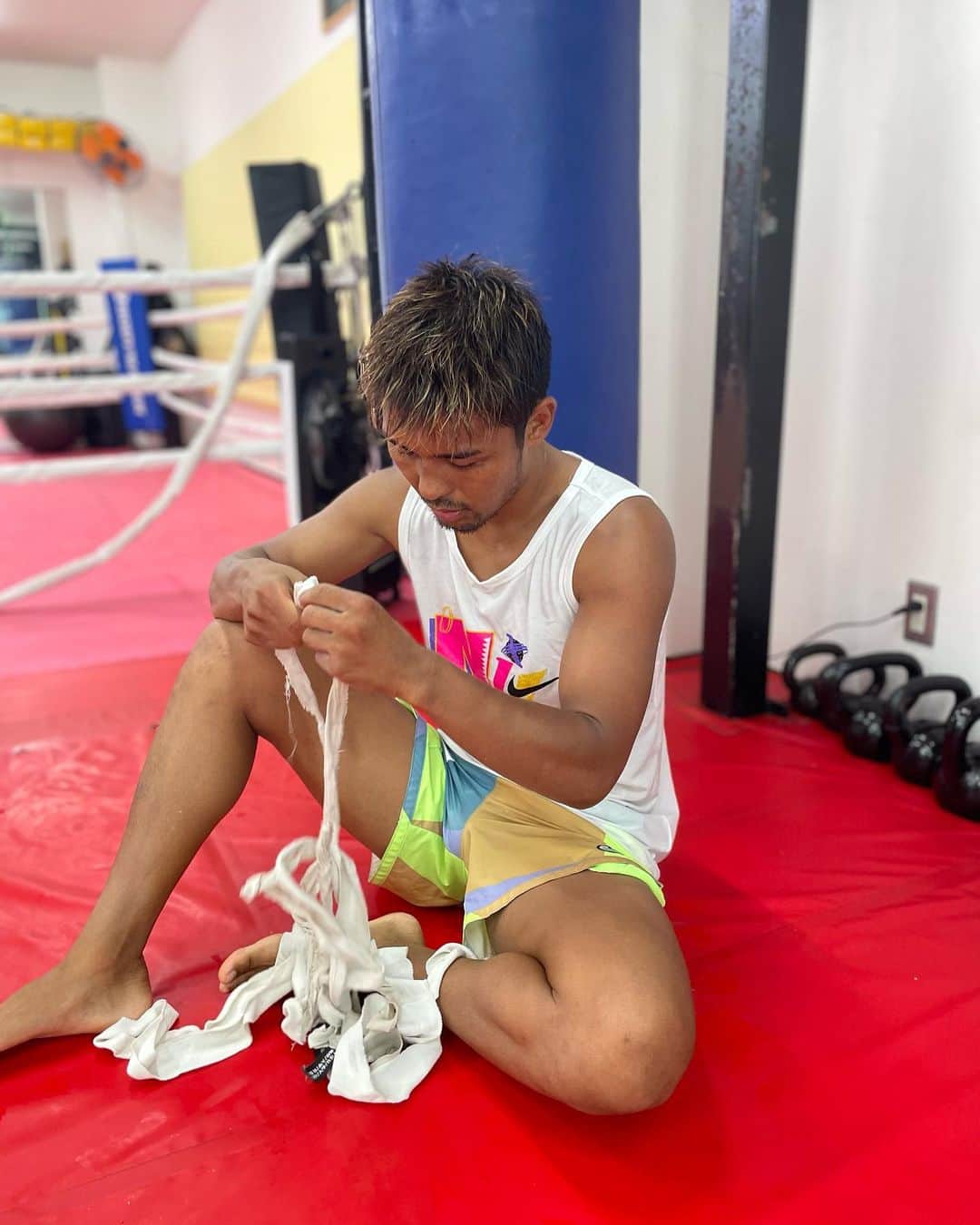 大沢文也さんのインスタグラム写真 - (大沢文也Instagram)「今までバンテージも何回巻いてきたんだろうか。 そして後何回巻くのだろうか。  折り返し地点はとうに過ぎてる  物心ついた時からやってる格闘技 考える事はたくさんある  でも引退はこれっぽっちも考えていない まだまだ強くなれる  年齢はただの数字  #kickboxing #バンテージ #格闘技 #dream」8月22日 11時58分 - fumifumi_k1