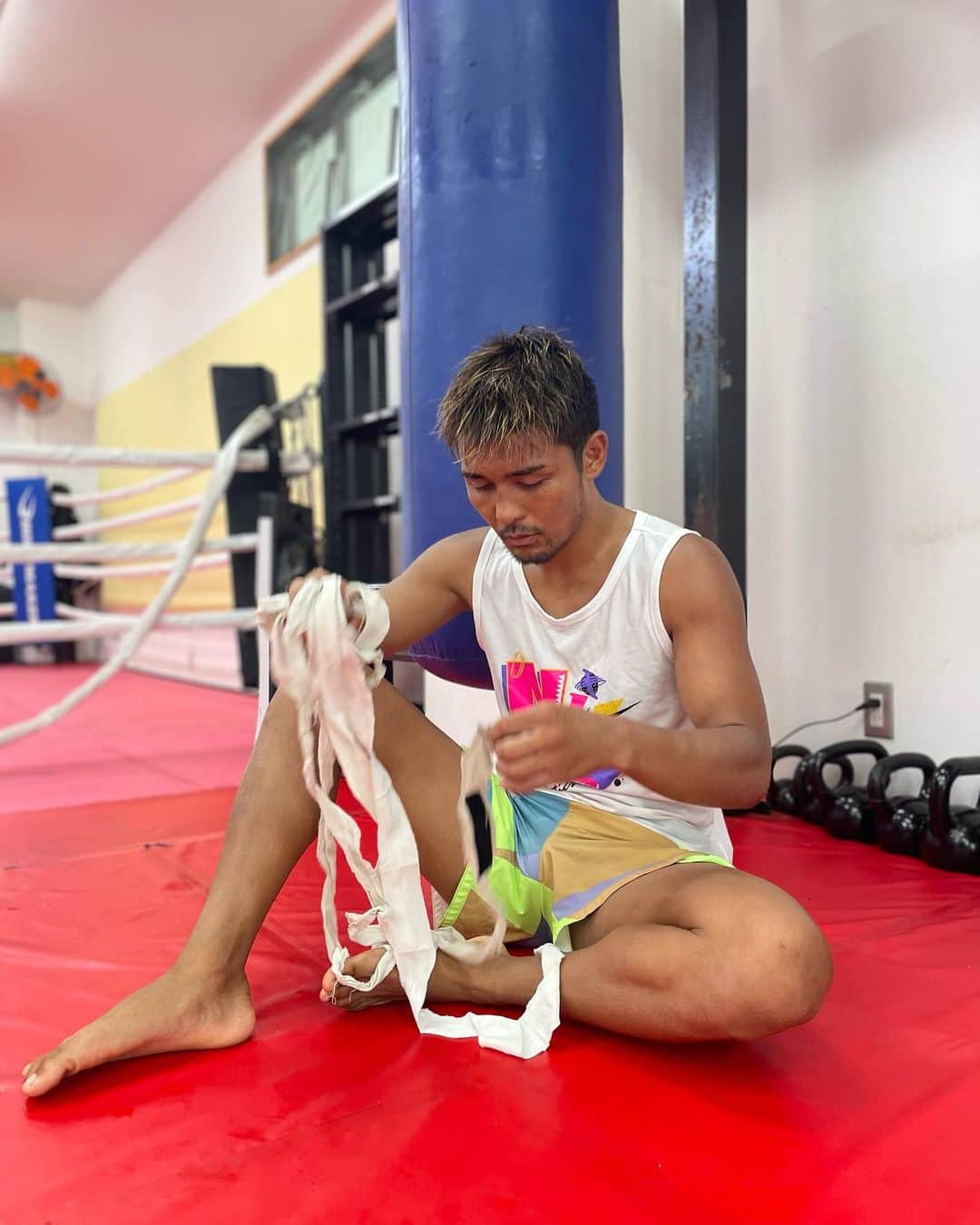 大沢文也さんのインスタグラム写真 - (大沢文也Instagram)「今までバンテージも何回巻いてきたんだろうか。 そして後何回巻くのだろうか。  折り返し地点はとうに過ぎてる  物心ついた時からやってる格闘技 考える事はたくさんある  でも引退はこれっぽっちも考えていない まだまだ強くなれる  年齢はただの数字  #kickboxing #バンテージ #格闘技 #dream」8月22日 11時58分 - fumifumi_k1