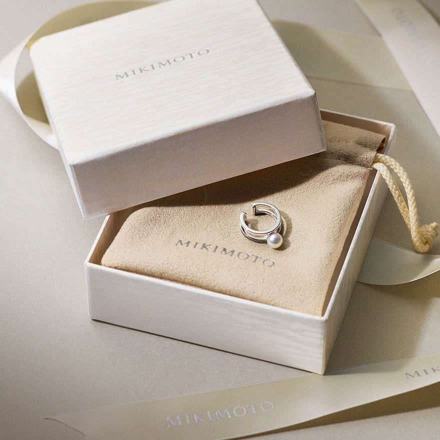 Mikimotoのインスタグラム：「Gift yourself or your loved ones with the elegant glow of our online-limited pearl ear cuff.  上品なパールの輝きで顔まわりを彩る、オンラインショップ限定イヤーカフ。  #MIKIMOTO #ミキモト #OnlineLimited」
