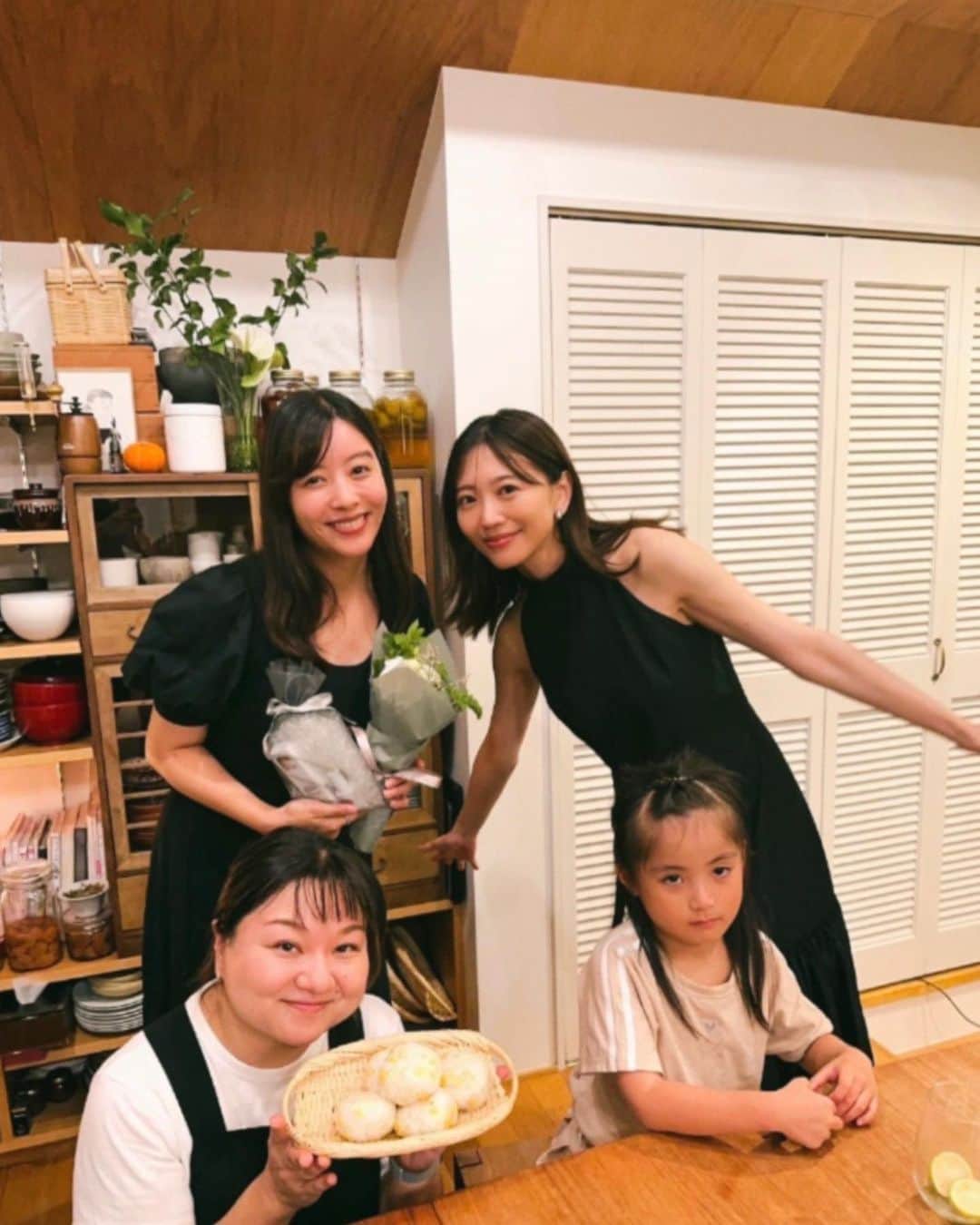 由架子 川野さんのインスタグラム写真 - (由架子 川野Instagram)「@yullysan  貸し切りでご飯が食べられるご飯屋さんの、ゆりさん家へ🫶 料理家ゆりさんのご飯は全て美味しいけど 自家製の赤紫蘇シロップの飲み物と、 とうもろこしシリーズが今最高に美味しい季節で ほっぺが落ちました。。  あとは魚料理と柔らかすぎるお肉料理が何品も出てきて、メインが4品くらいあって😂 締めを2品くらい出して頂いて、やっとデザートのネクタリンアイスとメロンとマスカットにたどり着きました🍨 ボリューム満点とは聞いてたけど、、、 こんなに出てくるとは😂最高🤎笑 　 　 一日一組だからゆっくりさせてもらえて、 お部屋の雰囲気が最高に落ち着く。 @faafa8 の誕生日もお祝いできたし 幸せな時間を過ごせたすごくいい一日😚 　 　  #多分15品目くらい出して頂いた#全てのご飯載せたかったです#枚数オーバーでした・・・ #とうもろこしご飯撮ってたら可愛いお声が入っていた」8月22日 12時01分 - __yukakokawano__