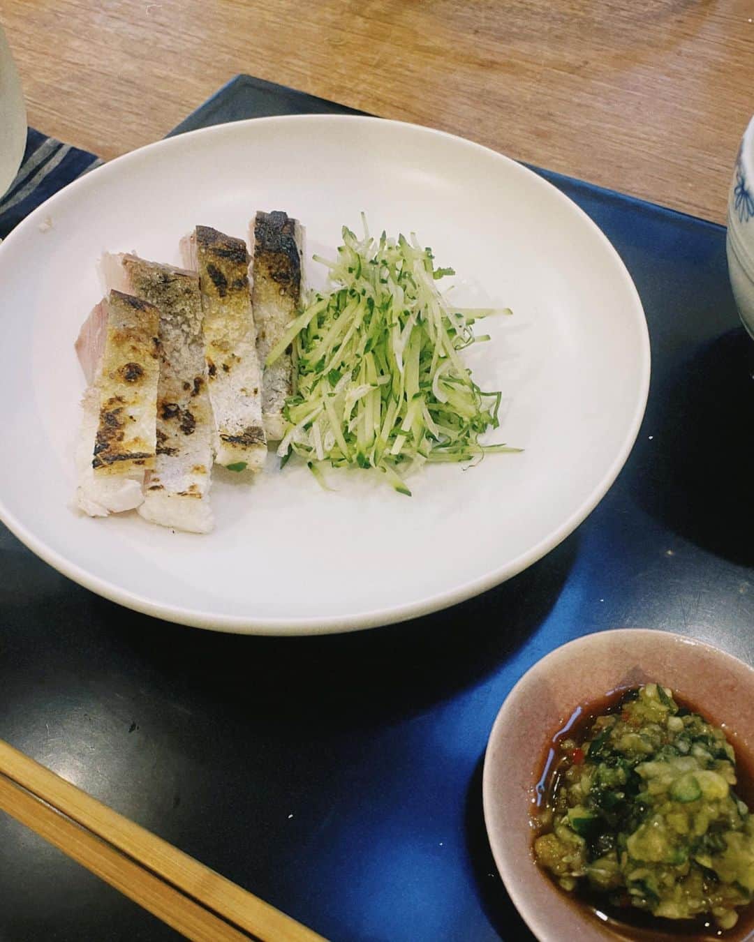 由架子 川野さんのインスタグラム写真 - (由架子 川野Instagram)「@yullysan  貸し切りでご飯が食べられるご飯屋さんの、ゆりさん家へ🫶 料理家ゆりさんのご飯は全て美味しいけど 自家製の赤紫蘇シロップの飲み物と、 とうもろこしシリーズが今最高に美味しい季節で ほっぺが落ちました。。  あとは魚料理と柔らかすぎるお肉料理が何品も出てきて、メインが4品くらいあって😂 締めを2品くらい出して頂いて、やっとデザートのネクタリンアイスとメロンとマスカットにたどり着きました🍨 ボリューム満点とは聞いてたけど、、、 こんなに出てくるとは😂最高🤎笑 　 　 一日一組だからゆっくりさせてもらえて、 お部屋の雰囲気が最高に落ち着く。 @faafa8 の誕生日もお祝いできたし 幸せな時間を過ごせたすごくいい一日😚 　 　  #多分15品目くらい出して頂いた#全てのご飯載せたかったです#枚数オーバーでした・・・ #とうもろこしご飯撮ってたら可愛いお声が入っていた」8月22日 12時01分 - __yukakokawano__