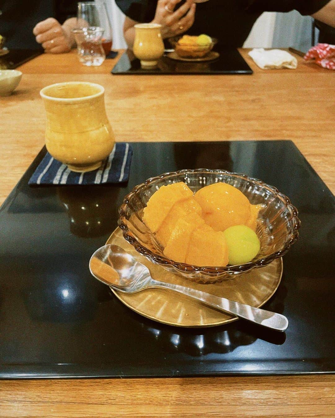 由架子 川野さんのインスタグラム写真 - (由架子 川野Instagram)「@yullysan  貸し切りでご飯が食べられるご飯屋さんの、ゆりさん家へ🫶 料理家ゆりさんのご飯は全て美味しいけど 自家製の赤紫蘇シロップの飲み物と、 とうもろこしシリーズが今最高に美味しい季節で ほっぺが落ちました。。  あとは魚料理と柔らかすぎるお肉料理が何品も出てきて、メインが4品くらいあって😂 締めを2品くらい出して頂いて、やっとデザートのネクタリンアイスとメロンとマスカットにたどり着きました🍨 ボリューム満点とは聞いてたけど、、、 こんなに出てくるとは😂最高🤎笑 　 　 一日一組だからゆっくりさせてもらえて、 お部屋の雰囲気が最高に落ち着く。 @faafa8 の誕生日もお祝いできたし 幸せな時間を過ごせたすごくいい一日😚 　 　  #多分15品目くらい出して頂いた#全てのご飯載せたかったです#枚数オーバーでした・・・ #とうもろこしご飯撮ってたら可愛いお声が入っていた」8月22日 12時01分 - __yukakokawano__