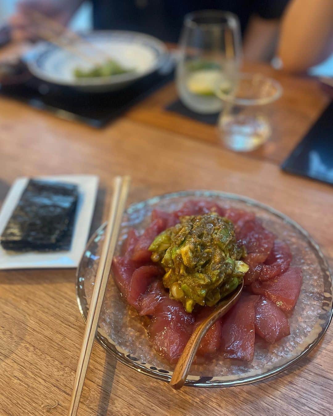 由架子 川野さんのインスタグラム写真 - (由架子 川野Instagram)「@yullysan  貸し切りでご飯が食べられるご飯屋さんの、ゆりさん家へ🫶 料理家ゆりさんのご飯は全て美味しいけど 自家製の赤紫蘇シロップの飲み物と、 とうもろこしシリーズが今最高に美味しい季節で ほっぺが落ちました。。  あとは魚料理と柔らかすぎるお肉料理が何品も出てきて、メインが4品くらいあって😂 締めを2品くらい出して頂いて、やっとデザートのネクタリンアイスとメロンとマスカットにたどり着きました🍨 ボリューム満点とは聞いてたけど、、、 こんなに出てくるとは😂最高🤎笑 　 　 一日一組だからゆっくりさせてもらえて、 お部屋の雰囲気が最高に落ち着く。 @faafa8 の誕生日もお祝いできたし 幸せな時間を過ごせたすごくいい一日😚 　 　  #多分15品目くらい出して頂いた#全てのご飯載せたかったです#枚数オーバーでした・・・ #とうもろこしご飯撮ってたら可愛いお声が入っていた」8月22日 12時01分 - __yukakokawano__