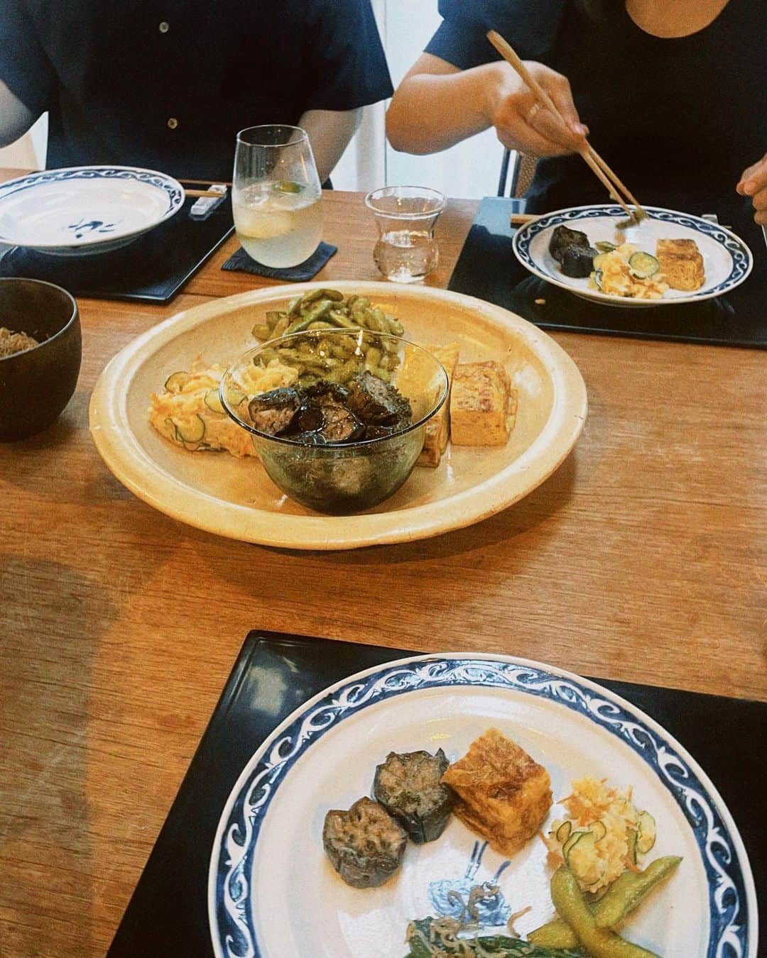 由架子 川野さんのインスタグラム写真 - (由架子 川野Instagram)「@yullysan  貸し切りでご飯が食べられるご飯屋さんの、ゆりさん家へ🫶 料理家ゆりさんのご飯は全て美味しいけど 自家製の赤紫蘇シロップの飲み物と、 とうもろこしシリーズが今最高に美味しい季節で ほっぺが落ちました。。  あとは魚料理と柔らかすぎるお肉料理が何品も出てきて、メインが4品くらいあって😂 締めを2品くらい出して頂いて、やっとデザートのネクタリンアイスとメロンとマスカットにたどり着きました🍨 ボリューム満点とは聞いてたけど、、、 こんなに出てくるとは😂最高🤎笑 　 　 一日一組だからゆっくりさせてもらえて、 お部屋の雰囲気が最高に落ち着く。 @faafa8 の誕生日もお祝いできたし 幸せな時間を過ごせたすごくいい一日😚 　 　  #多分15品目くらい出して頂いた#全てのご飯載せたかったです#枚数オーバーでした・・・ #とうもろこしご飯撮ってたら可愛いお声が入っていた」8月22日 12時01分 - __yukakokawano__