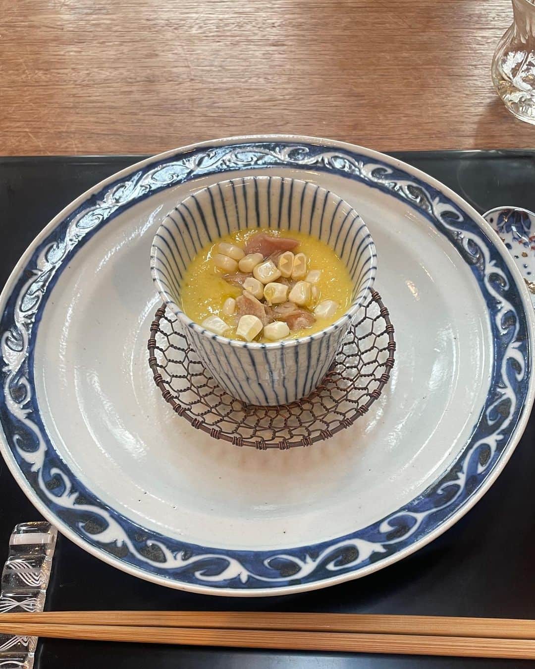 由架子 川野さんのインスタグラム写真 - (由架子 川野Instagram)「@yullysan  貸し切りでご飯が食べられるご飯屋さんの、ゆりさん家へ🫶 料理家ゆりさんのご飯は全て美味しいけど 自家製の赤紫蘇シロップの飲み物と、 とうもろこしシリーズが今最高に美味しい季節で ほっぺが落ちました。。  あとは魚料理と柔らかすぎるお肉料理が何品も出てきて、メインが4品くらいあって😂 締めを2品くらい出して頂いて、やっとデザートのネクタリンアイスとメロンとマスカットにたどり着きました🍨 ボリューム満点とは聞いてたけど、、、 こんなに出てくるとは😂最高🤎笑 　 　 一日一組だからゆっくりさせてもらえて、 お部屋の雰囲気が最高に落ち着く。 @faafa8 の誕生日もお祝いできたし 幸せな時間を過ごせたすごくいい一日😚 　 　  #多分15品目くらい出して頂いた#全てのご飯載せたかったです#枚数オーバーでした・・・ #とうもろこしご飯撮ってたら可愛いお声が入っていた」8月22日 12時01分 - __yukakokawano__