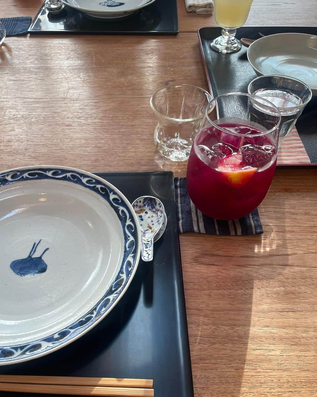 由架子 川野さんのインスタグラム写真 - (由架子 川野Instagram)「@yullysan  貸し切りでご飯が食べられるご飯屋さんの、ゆりさん家へ🫶 料理家ゆりさんのご飯は全て美味しいけど 自家製の赤紫蘇シロップの飲み物と、 とうもろこしシリーズが今最高に美味しい季節で ほっぺが落ちました。。  あとは魚料理と柔らかすぎるお肉料理が何品も出てきて、メインが4品くらいあって😂 締めを2品くらい出して頂いて、やっとデザートのネクタリンアイスとメロンとマスカットにたどり着きました🍨 ボリューム満点とは聞いてたけど、、、 こんなに出てくるとは😂最高🤎笑 　 　 一日一組だからゆっくりさせてもらえて、 お部屋の雰囲気が最高に落ち着く。 @faafa8 の誕生日もお祝いできたし 幸せな時間を過ごせたすごくいい一日😚 　 　  #多分15品目くらい出して頂いた#全てのご飯載せたかったです#枚数オーバーでした・・・ #とうもろこしご飯撮ってたら可愛いお声が入っていた」8月22日 12時01分 - __yukakokawano__