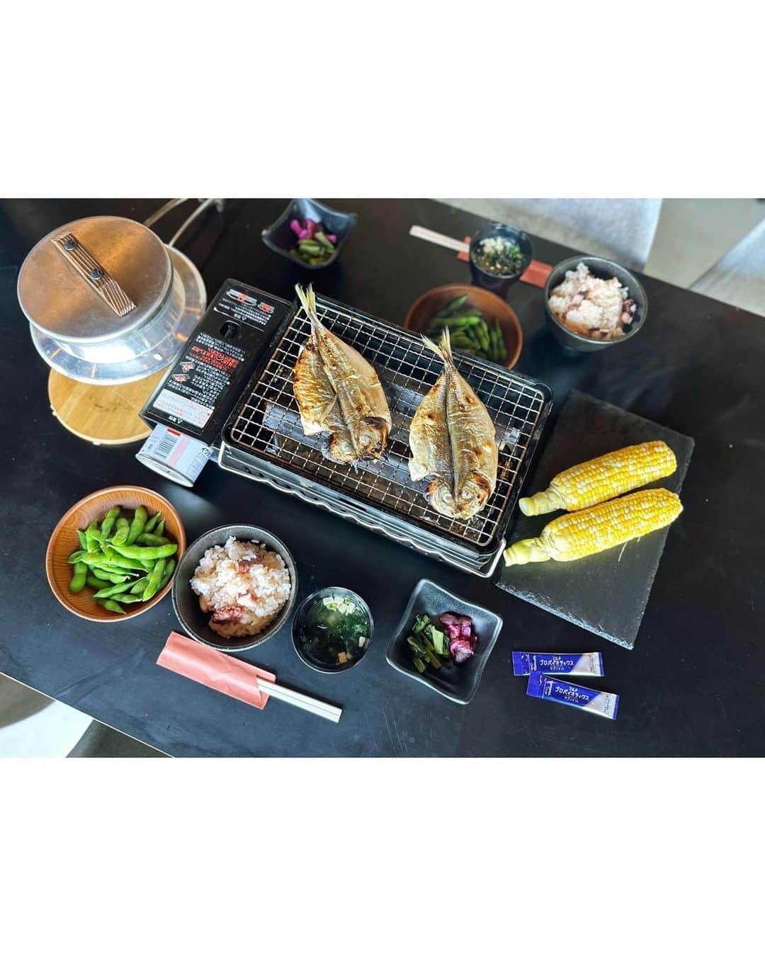 高山直子のインスタグラム：「もう何年になるでしょう、ヤクルトを飲み続けて🤔 妊娠中は「ミルミル」を、今は「Yakult（ヤクルト）1000」を定期購買してるほど、長年ヤクルトファンなんですが今はこんなに便利なサプリもあります✨ というわけで旅行にも必ず持参！ 顆粒タイプで飲みやすく乳酸菌とビフィズス菌が同時に摂れ、どれだけ忙しくても毎日続けられる🥺 こちらのサプリは、 @yakult_wellness_online のリンクから買えます😎 いろいろするのは大変だけどとにかく健康第一✊🏻というわけで、続けています。  #マルチプロバイオティクスサプリメント #乳酸菌#ビフィズス菌 #ヤクルト#PR」