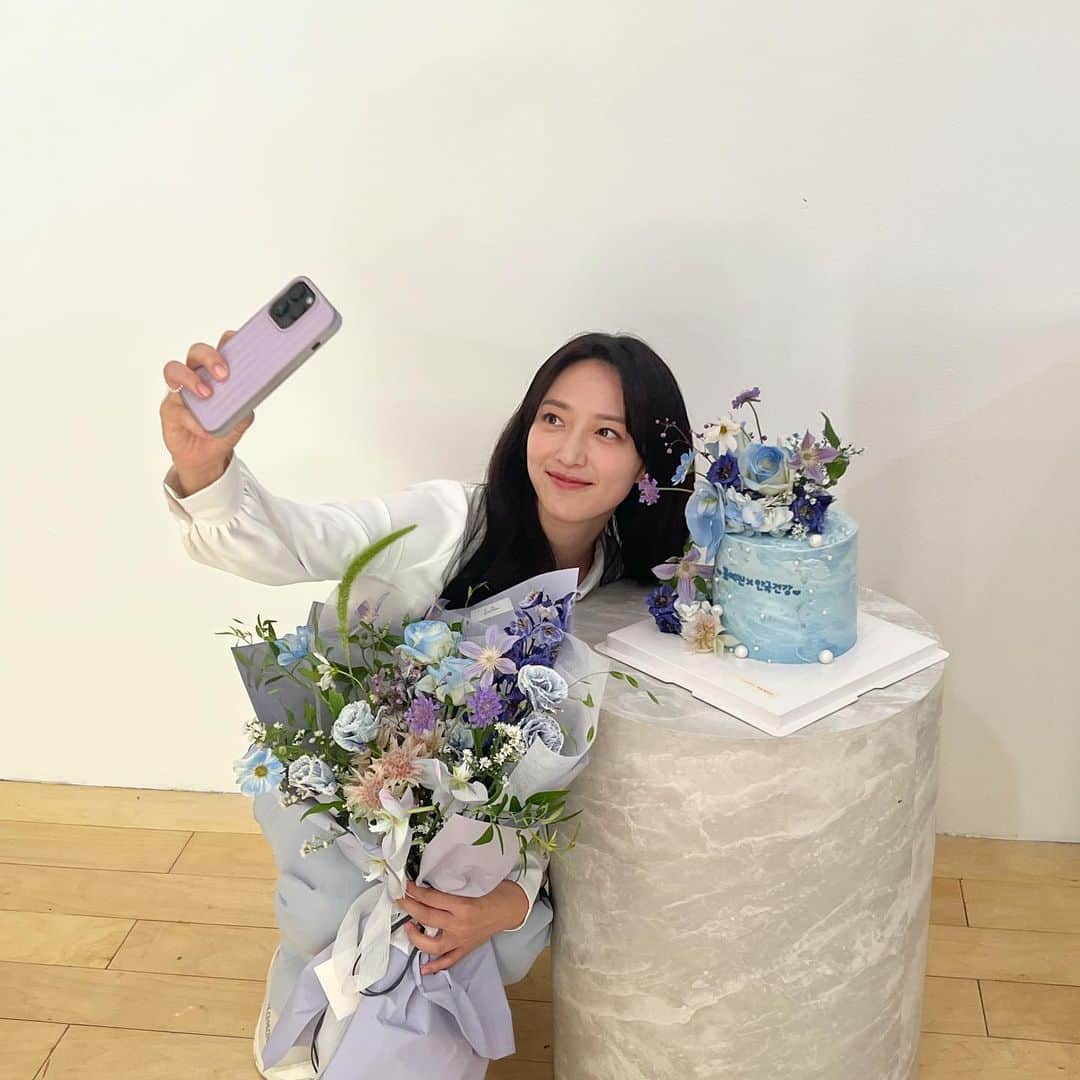 ピョ・イェジンさんのインスタグラム写真 - (ピョ・イェジンInstagram)「안국건강 고마 움🩵🩵」8月22日 12時12分 - yjiinp