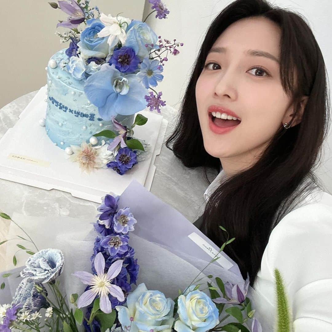 ピョ・イェジンさんのインスタグラム写真 - (ピョ・イェジンInstagram)「안국건강 고마 움🩵🩵」8月22日 12時12分 - yjiinp