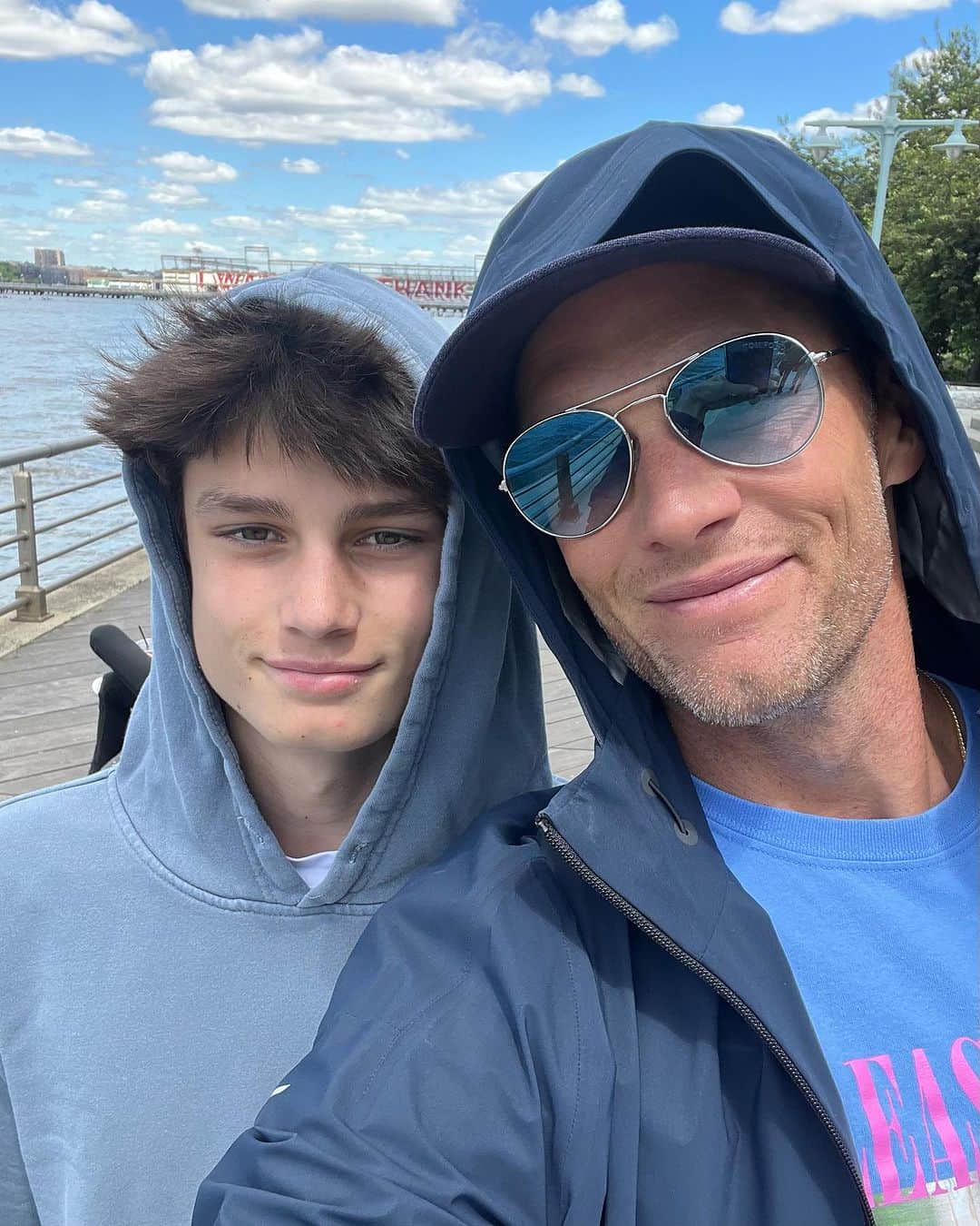 トム・ブレイディのインスタグラム：「16 years of joy with the the ( sweetest, kindest, most loving etc etc 🥰❤️) son, brother, friend and teammate any parent could ever hope for. You have changed our lives since the day you were born and everyday since has been such a blessing for everyone who knows you and is lucky to have you in their life. Now it’s time for the next step… the learners permit 😬😂….hahahaha ….I’m gonna make sure I’m off the road 😁😂😁😂😁😂❤️❤️❤️」
