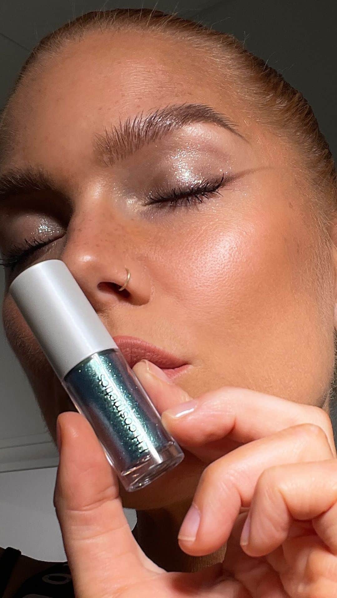 Linda Hallbergのインスタグラム：「Reklam för @lhcosmetics This is why you should not be afraid of bold colors: you can always make them less bold by applying just a little bit of product. I have applied Sparkl in Tease super super thin and it gives this gorgeous shimmer on the lids! I LOVE IT! What DO you think about it?  Other products (all @lhcosmetics ) Crayon Brown Duo dimension Zone Lengthening mascara  Crayon lip liner Bite」
