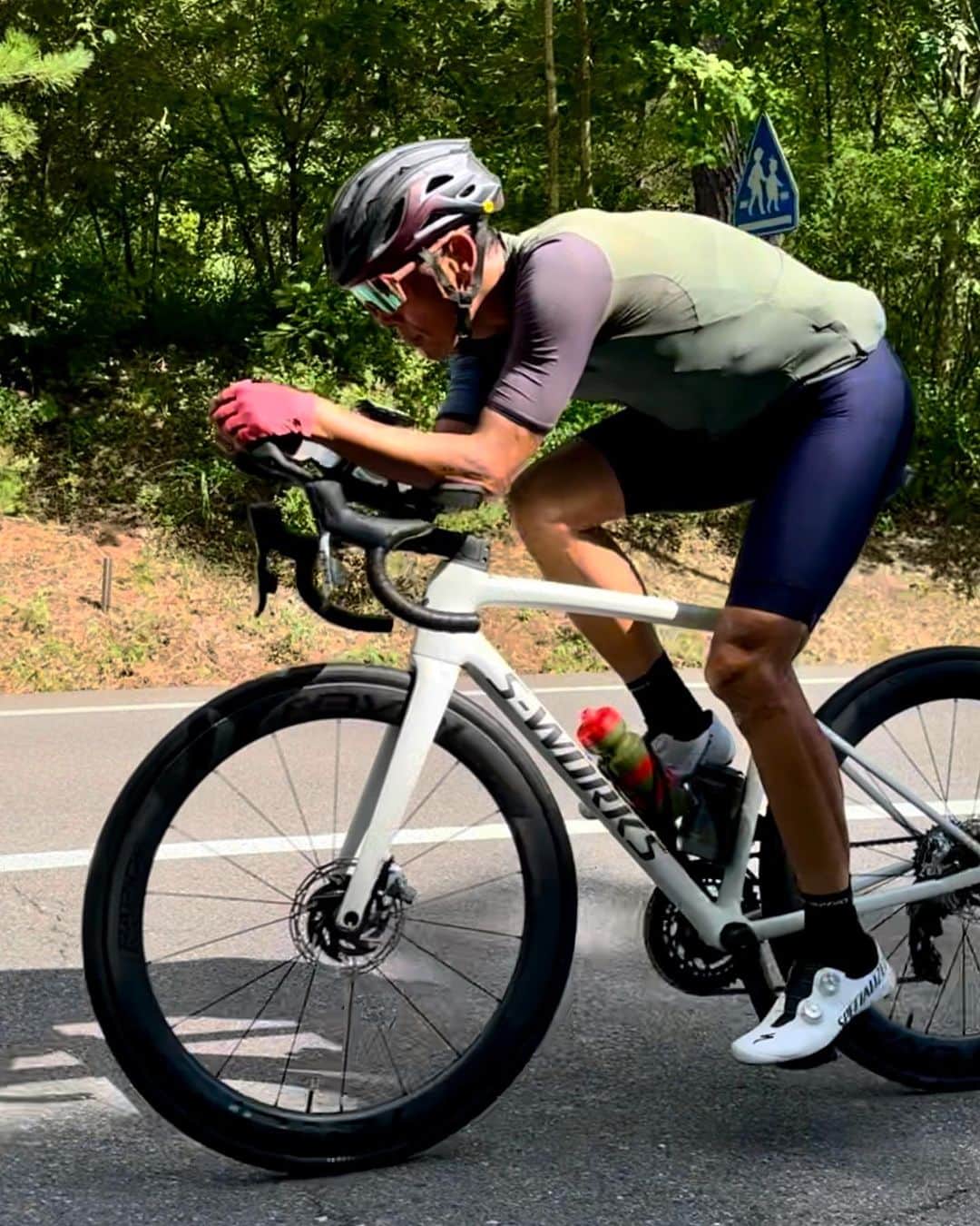 竹谷賢二のインスタグラム：「#ターマックSL8 獲得2,900m上り、エアロフォームとのバランスを煮詰め、かなり良くなった！  ダウンヒルや平坦でもエアロを感じられ、ヒルクライムの軽さと操作性を考えたら #ironmanworldchampionship ニースのコースはターマックセレクトで良かった。  ブリックランで筋疲労からの動きとペースの影響を見たが、ストレス少なくいい感じ。  明日も乗り込んで定着させていこう。  #トライアスロン #IRONMAN #トレーニング #スペシャライズド #ロードバイク #ガーミン #スミスオプティクス #コンプレスポーツ #スペシャライズド幕張 #エンデュアライフ」