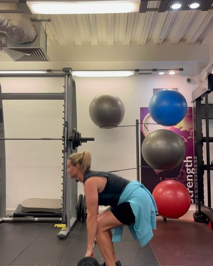 カーリー・ブースのインスタグラム：「Been a while for me since being in the gym. My ACL still needs surgery. I’ve lacked a lot of motivation.BUT today is the 1st day of many! 👍 #fitness #rehabilitation #fitnessmotivation」