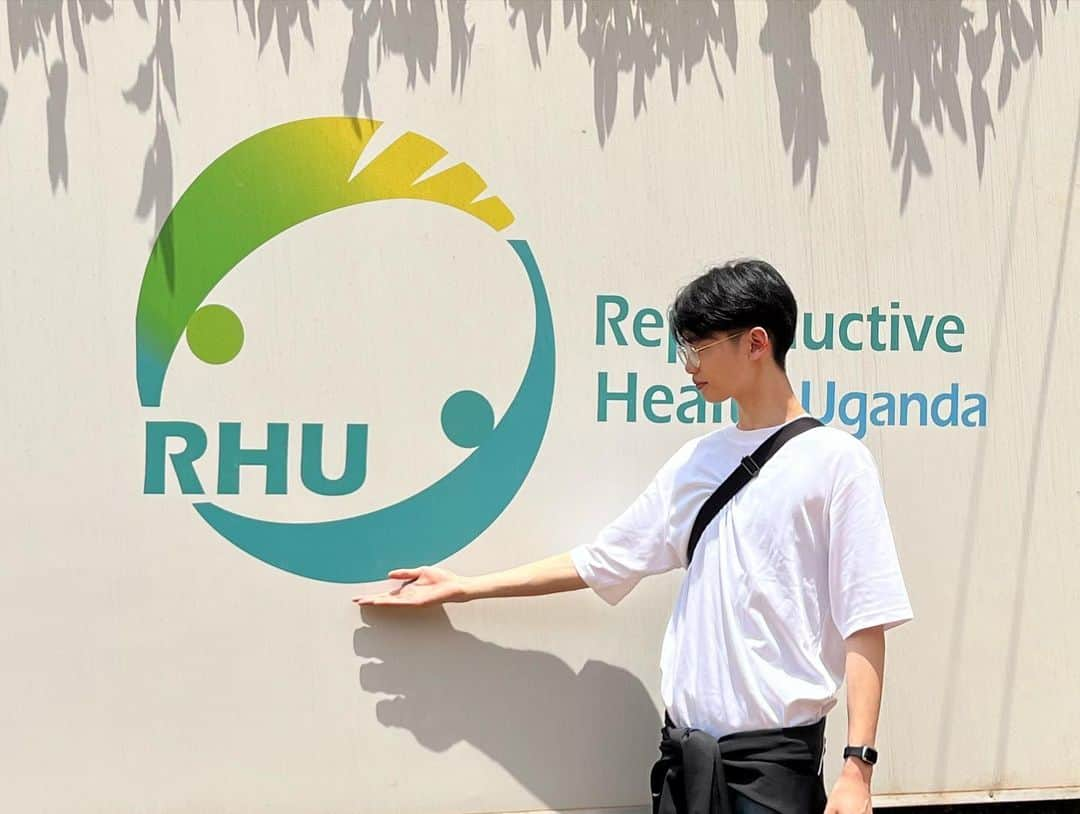 冨永章胤さんのインスタグラム写真 - (冨永章胤Instagram)「ウガンダの@joicfp のパートナーRHU (reproductive Health Uganda)でウガンダでの性の現状を教えてもらいました。  実はウガンダでは悲しいほどレ○プが多いんです。 そのせいで妊娠しても、男が逃げるというのがとても多くて、しかも18歳以下の若い女性の妊娠が多いです。  3枚目の写真は僕と同じ年くらいの人たちで、ウガンダの若者のために活動しています。  10代で初めての妊娠を経験する人が28%も、そしてHIVも約18%、と同時に子宮頸がんも多い。 10代で妊娠した方はどうすればいいのか知らない人がとても多いらしい、しかも近くには大きい病院が少ないので仕方なく家で出産、そして死亡してしまうという悲しいことがあるんです そういう悲しいことがなくなるように、joicfpは活動しています。  これから、実際に支援されている、クリニックへ行ってきます。」8月22日 21時43分 - akitsugu.t