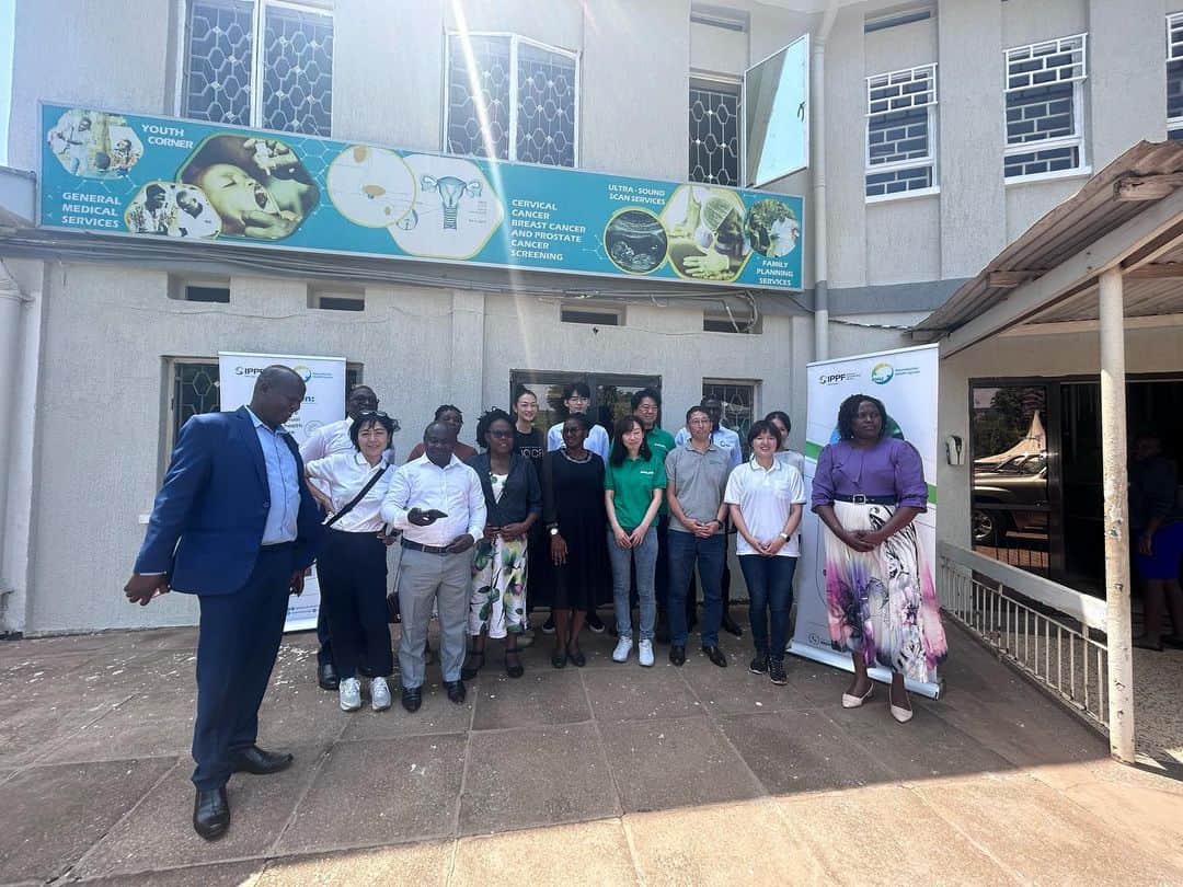 のインスタグラム：「ウガンダの@joicfp のパートナーRHU (reproductive Health Uganda)でウガンダでの性の現状を教えてもらいました。  実はウガンダでは悲しいほどレ○プが多いんです。 そのせいで妊娠しても、男が逃げるというのがとても多くて、しかも18歳以下の若い女性の妊娠が多いです。  3枚目の写真は僕と同じ年くらいの人たちで、ウガンダの若者のために活動しています。  10代で初めての妊娠を経験する人が28%も、そしてHIVも約18%、と同時に子宮頸がんも多い。 10代で妊娠した方はどうすればいいのか知らない人がとても多いらしい、しかも近くには大きい病院が少ないので仕方なく家で出産、そして死亡してしまうという悲しいことがあるんです そういう悲しいことがなくなるように、joicfpは活動しています。  これから、実際に支援されている、クリニックへ行ってきます。」