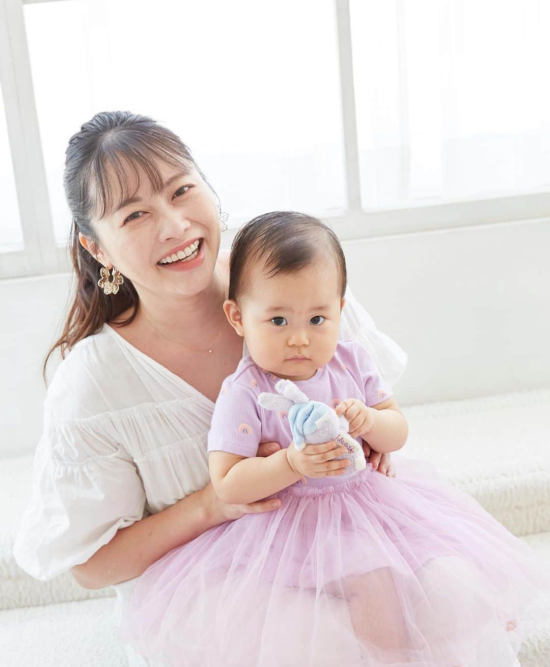 神尾美沙のインスタグラム：「1歳記念📸 親戚からいただいた🐰のぬいぐるみが気に入ってて、一応…と持っていったら精神安定剤になったようで😂最初はスタジオの雰囲気にビクビクしてたけど、プロの乗せ上手にも助けられて笑顔で撮れた🥹 はじめの方に撮った夫と娘の2ショットの時だけ泣いてたwごめんw 節目節目でちゃんと写真撮るの、見返した時に楽しいから続けていきたいなー☺️  #1歳#1歳誕生日#1歳バースデー#1歳女の子#1歳バースデーフォト#バースデーフォト」