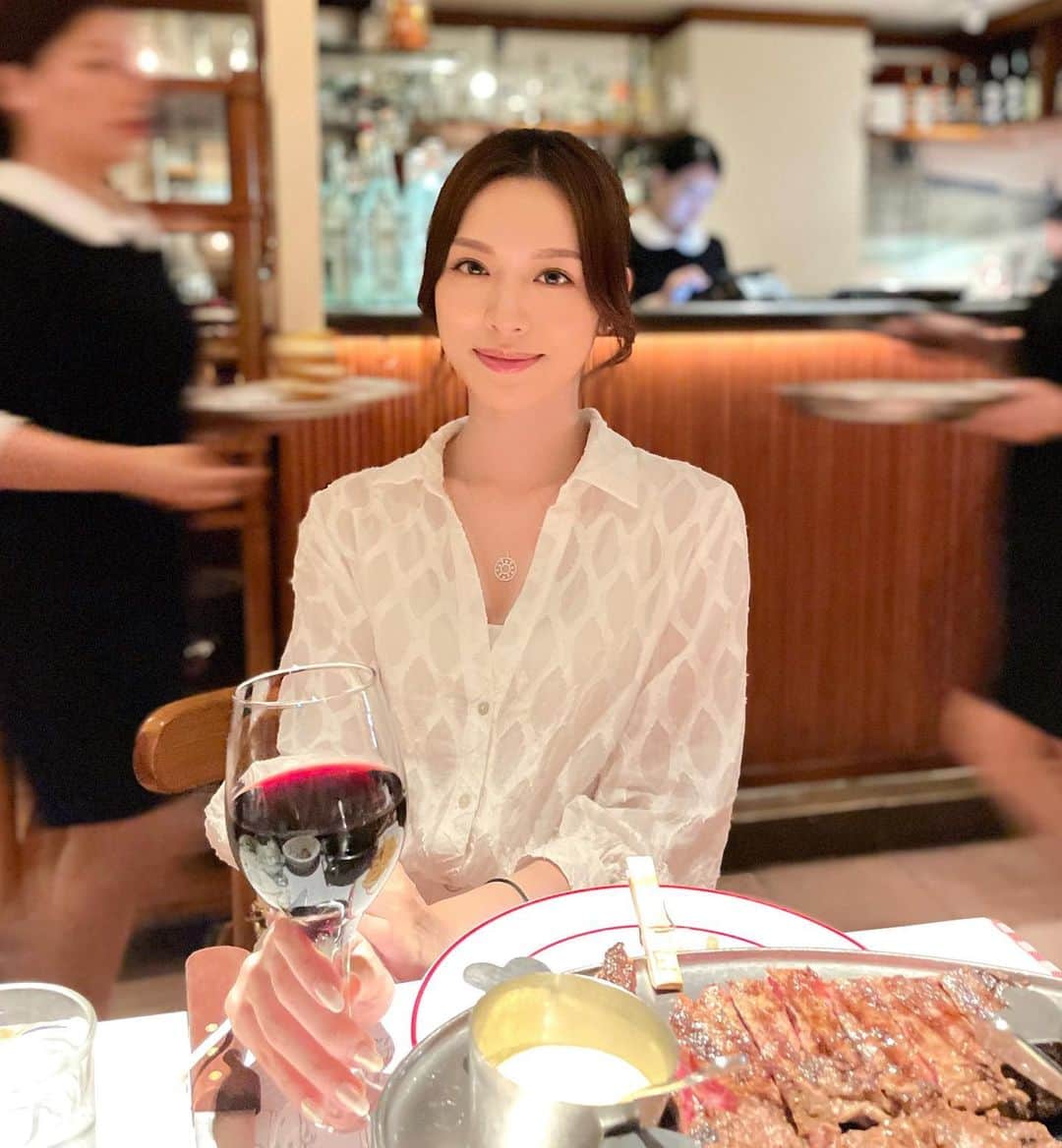 クリスタル・フォンのインスタグラム：「幸福，是心裡有愛，眼裡有光  和嘴裡的蛋糕🍰😂 🙂Without Cake 🆚 With Cake😍 祝大家七夕快樂，甜甜蜜蜜💖  📸: @queeniee.z  有位拍照技術高超 又會陪我撐枱腳的同學 也是種幸福☺️」