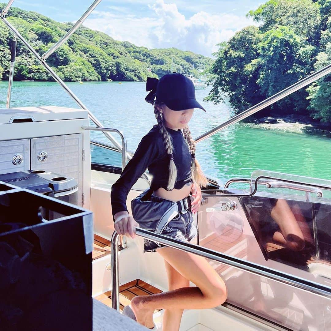 西山美希子のインスタグラム：「Cruising ⛵️連れて行って頂きました。360°絶景！　#西山家のなつやすみ」