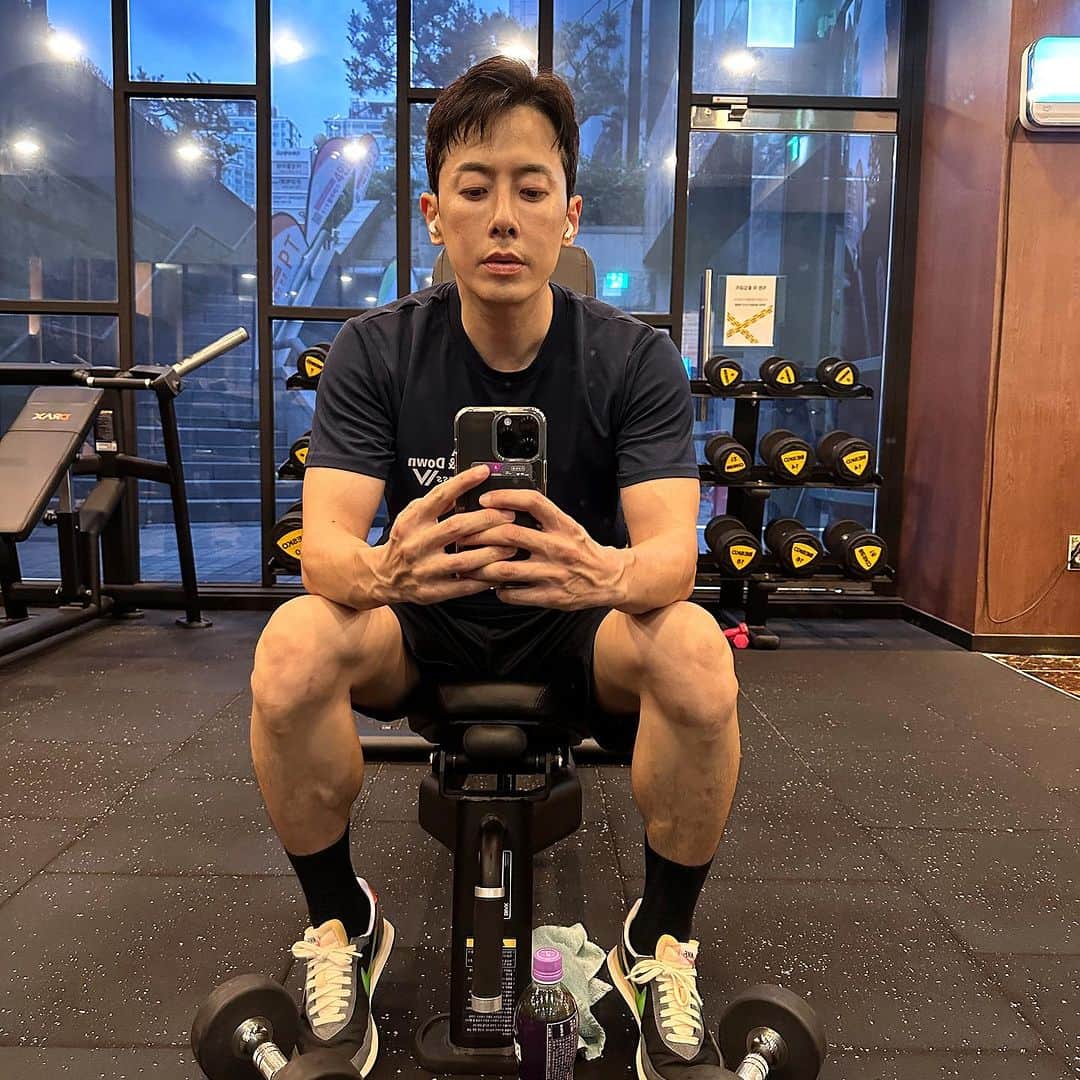 チェ・フィリップのインスタグラム：「약 7개월간 매주 촬영전 새벽같이 나와 kbs 별관 앞 피트니스에서 두 시간 운동 후 촬영에 임하는 부지런한 자세 칭찬해👍👍  #경기도민의비애 #여의도라이프 #자기관리하는남자 #피트니스」