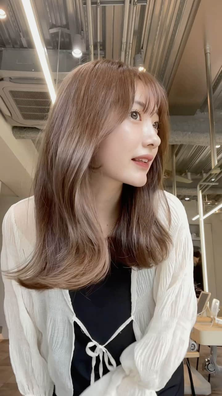 manacaのインスタグラム：「🌿  ほのかさんがつくってくださった髪の毛と動画💇🏻‍♀️🎥  大阪サロモ時代はリールあんまり流行ってなかった？ので 動画の経験があまりなく動きがぎごちないのが課題です😇 ちょと気まずい😅 次はスムーズに動きます頑張ります💪  #ロングヘア #くびれヘア #ベージュヘア #関東サロモ」