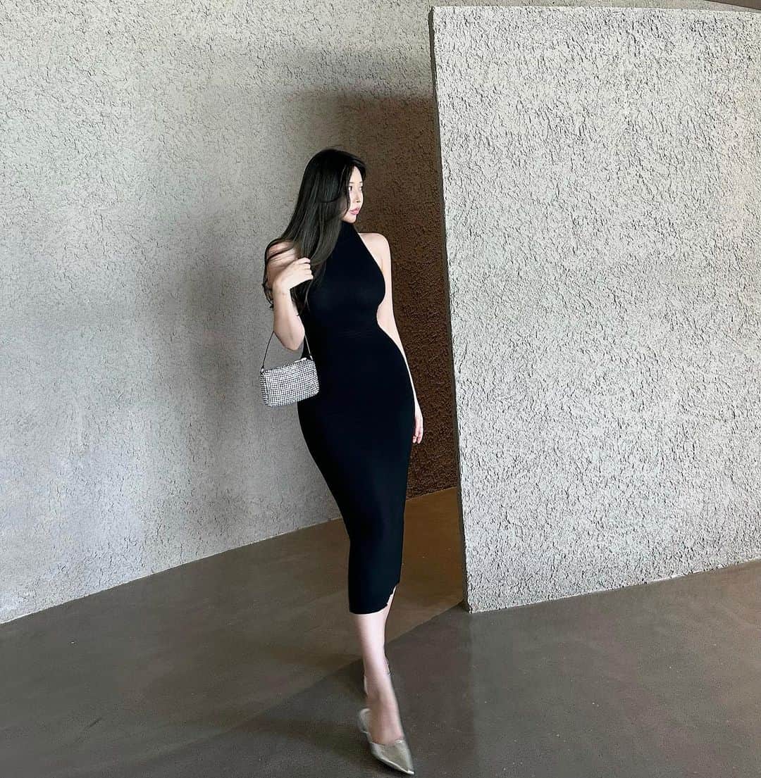 Choi Somiのインスタグラム：「⠀⠀⠀⠀  #글랜더 #glander  원피스 핏 예쁘게 촬영하려고 아침 참은 보람이 있네🖤」