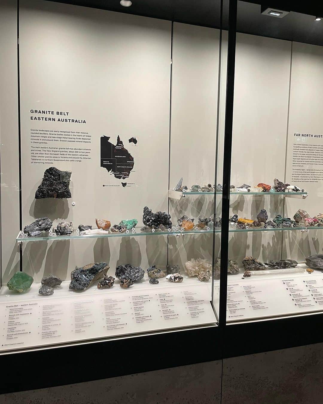 白木夏子さんのインスタグラム写真 - (白木夏子Instagram)「Jewelry fairで買い付けのあとはオーストラリア博物館へ。ミネラル展ではオーストラリアで産出される鉱物とその歴史が詳しく展示されていて勉強になりました📚 これに加えて、オパールミュージアムにも立ち寄り。恐竜の歯や骨、貝殻かどからできたオパールも展示されていました」8月22日 21時45分 - natsukoshiraki