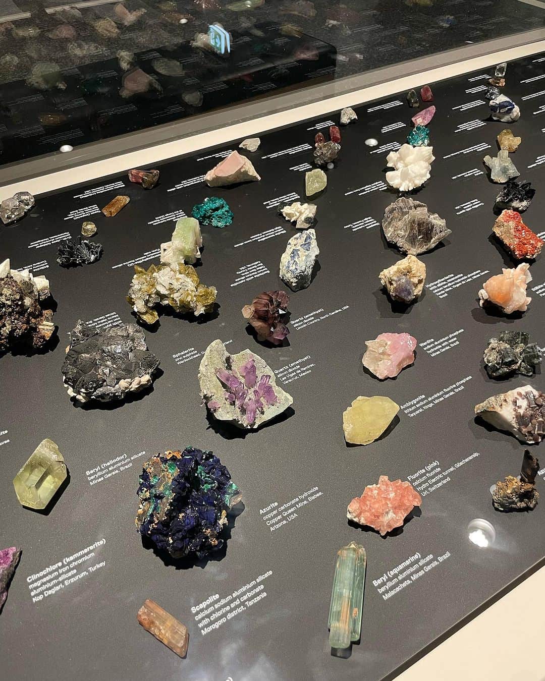 白木夏子さんのインスタグラム写真 - (白木夏子Instagram)「Jewelry fairで買い付けのあとはオーストラリア博物館へ。ミネラル展ではオーストラリアで産出される鉱物とその歴史が詳しく展示されていて勉強になりました📚 これに加えて、オパールミュージアムにも立ち寄り。恐竜の歯や骨、貝殻かどからできたオパールも展示されていました」8月22日 21時45分 - natsukoshiraki