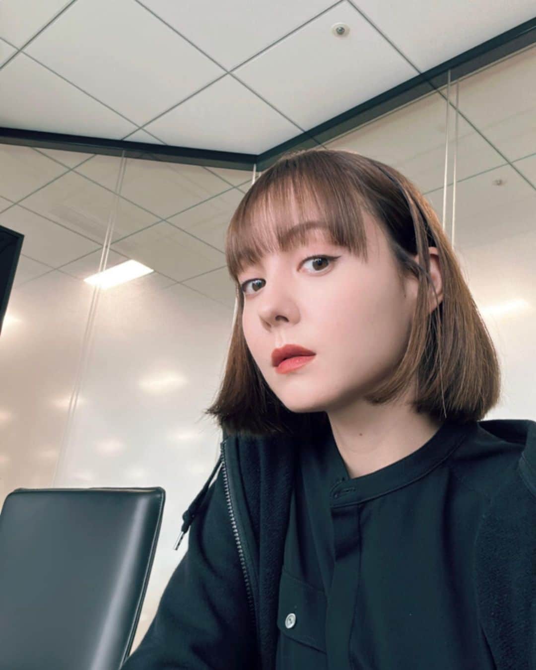 トリンドル玲奈のインスタグラム：「このあと23時からは ウソ婚7話の放送です😼  レミがたくさん動くよー! 因みに、 こちらはクランクインの日💁  ワクワクもしてたけど☺️、 内心めちゃくちゃ緊張してました。  ヘアメイクさんとレミのメイクを一緒に考えながら アイライン少し跳ね上げてみたり…♡  なつかしい☺️」
