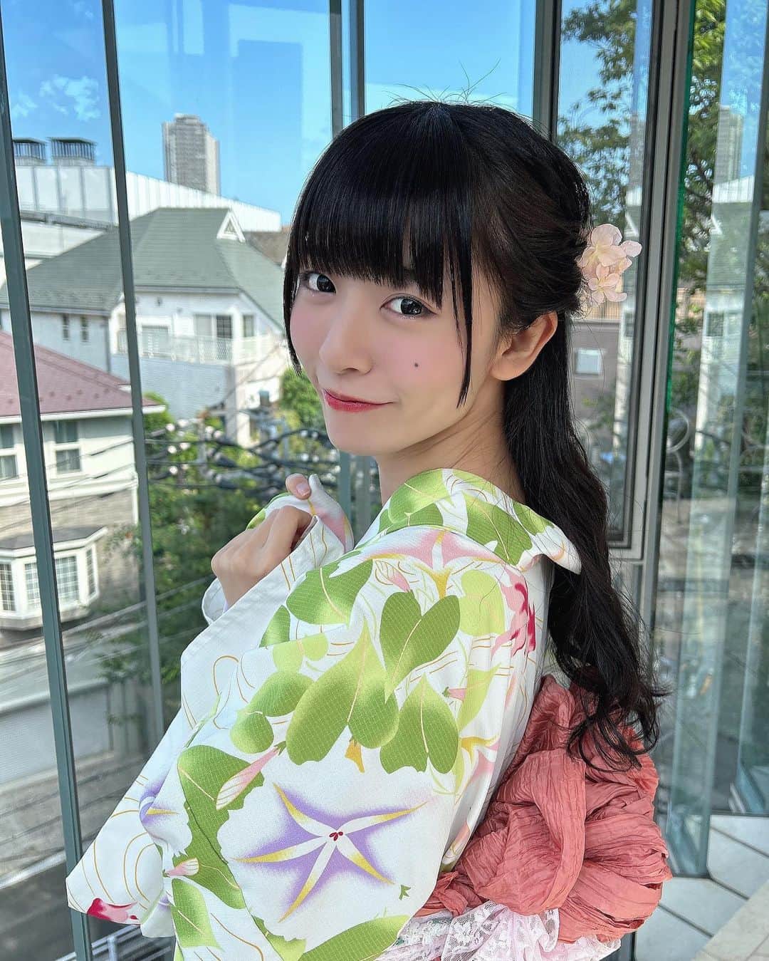 橋本美桜のインスタグラム：「今年も浴衣着れてよかったなあ、🌱 夏って暑くて鬱陶しいけどなんか嫌いになれない⁡  ⁡ ⁡ #アイドル #IDOL #偶像 #黒髪 #アイドル前髪  #パッツン前髪 #黒髪ロング #ロングヘア #巻き髪 #振袖ヘア #ヘアアレンジ #ハーフアップ  #夏 #浴衣 #浴衣ヘアアレンジ  #浴衣女子  #自然光 #和装 #👘 #ootd  #japan」