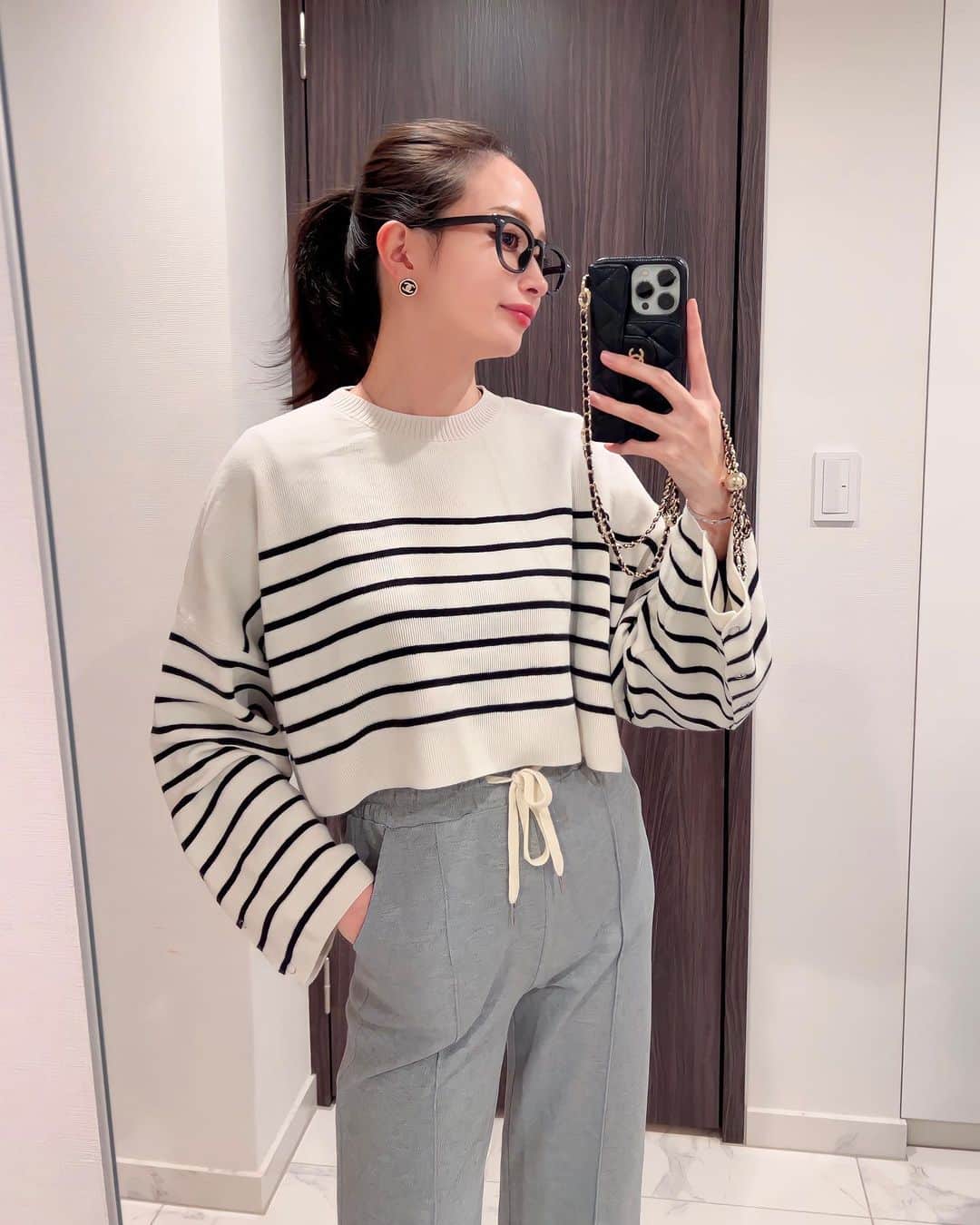 小川真葵のインスタグラム：「昔テキトーに通販で買った服👽  #スウェットコーデ  #chaneliphonecase」