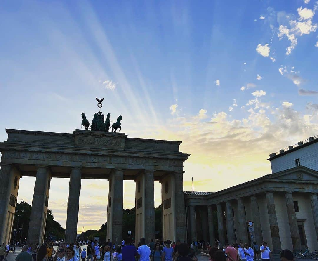 テリー・レオンさんのインスタグラム写真 - (テリー・レオンInstagram)「I feel like I can’t absorb it all fast enough. The history & the stories of Berlin will make you question everything you think you know about humanity and the great power we have to help or harm each other. It’s also striking to me that big historical events we read about in books is a little like water: it can be a flash flood and happen while you sleep (like the erection of the Berlin Wall - imagine waking up to a wall dividing your country in half?) or it can drip-drip-drip until it’s too late and you realize the roof is about to cave in and destroy your house (like the rise of Hitler). May we all learn from the past so that we make better choices in the future.」8月22日 21時49分 - tellyleung