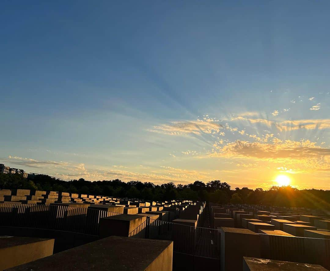 テリー・レオンさんのインスタグラム写真 - (テリー・レオンInstagram)「I feel like I can’t absorb it all fast enough. The history & the stories of Berlin will make you question everything you think you know about humanity and the great power we have to help or harm each other. It’s also striking to me that big historical events we read about in books is a little like water: it can be a flash flood and happen while you sleep (like the erection of the Berlin Wall - imagine waking up to a wall dividing your country in half?) or it can drip-drip-drip until it’s too late and you realize the roof is about to cave in and destroy your house (like the rise of Hitler). May we all learn from the past so that we make better choices in the future.」8月22日 21時49分 - tellyleung