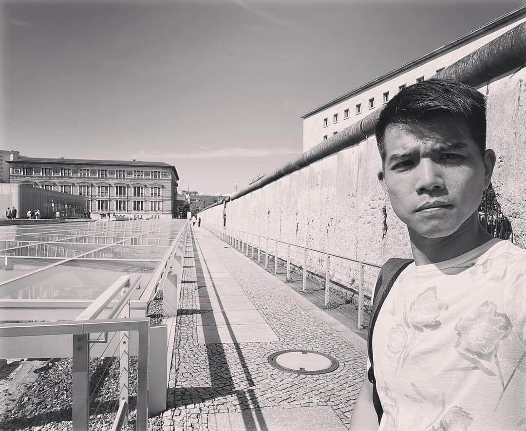 テリー・レオンさんのインスタグラム写真 - (テリー・レオンInstagram)「I feel like I can’t absorb it all fast enough. The history & the stories of Berlin will make you question everything you think you know about humanity and the great power we have to help or harm each other. It’s also striking to me that big historical events we read about in books is a little like water: it can be a flash flood and happen while you sleep (like the erection of the Berlin Wall - imagine waking up to a wall dividing your country in half?) or it can drip-drip-drip until it’s too late and you realize the roof is about to cave in and destroy your house (like the rise of Hitler). May we all learn from the past so that we make better choices in the future.」8月22日 21時49分 - tellyleung