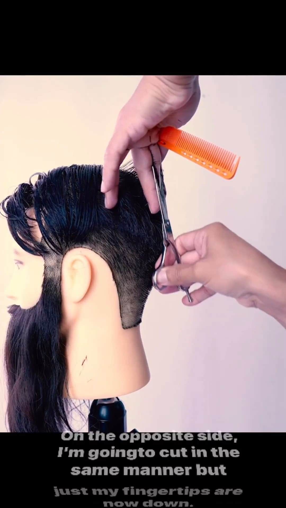 CosmoProf Beautyのインスタグラム：「Step by step cutting the top with @ILikeToCutHair.  Styled with @mvrckbarbering.  If you found this post useful, save for later and visit us in-store for all of your barbering needs.  #CosmoProf #BarberingTechnique #BarberShop #BarberLife #BarberWorld」