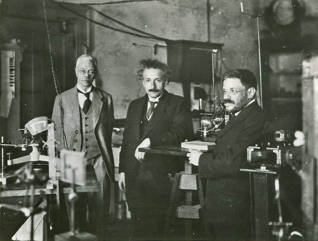 アルベルト・アインシュタインのインスタグラム：「Have you heard of the 'Zeeman effect'? Pieter Zeeman was awarded the 1902 Nobel Prize in Physics for his research into the influence of magnetism upon radiation phenomena.   Photo: Albert Einstein and Paul Ehrenfest visiting Zeeman at his laboratory in Amsterdam, 1920s.  via @nobelprize_org」