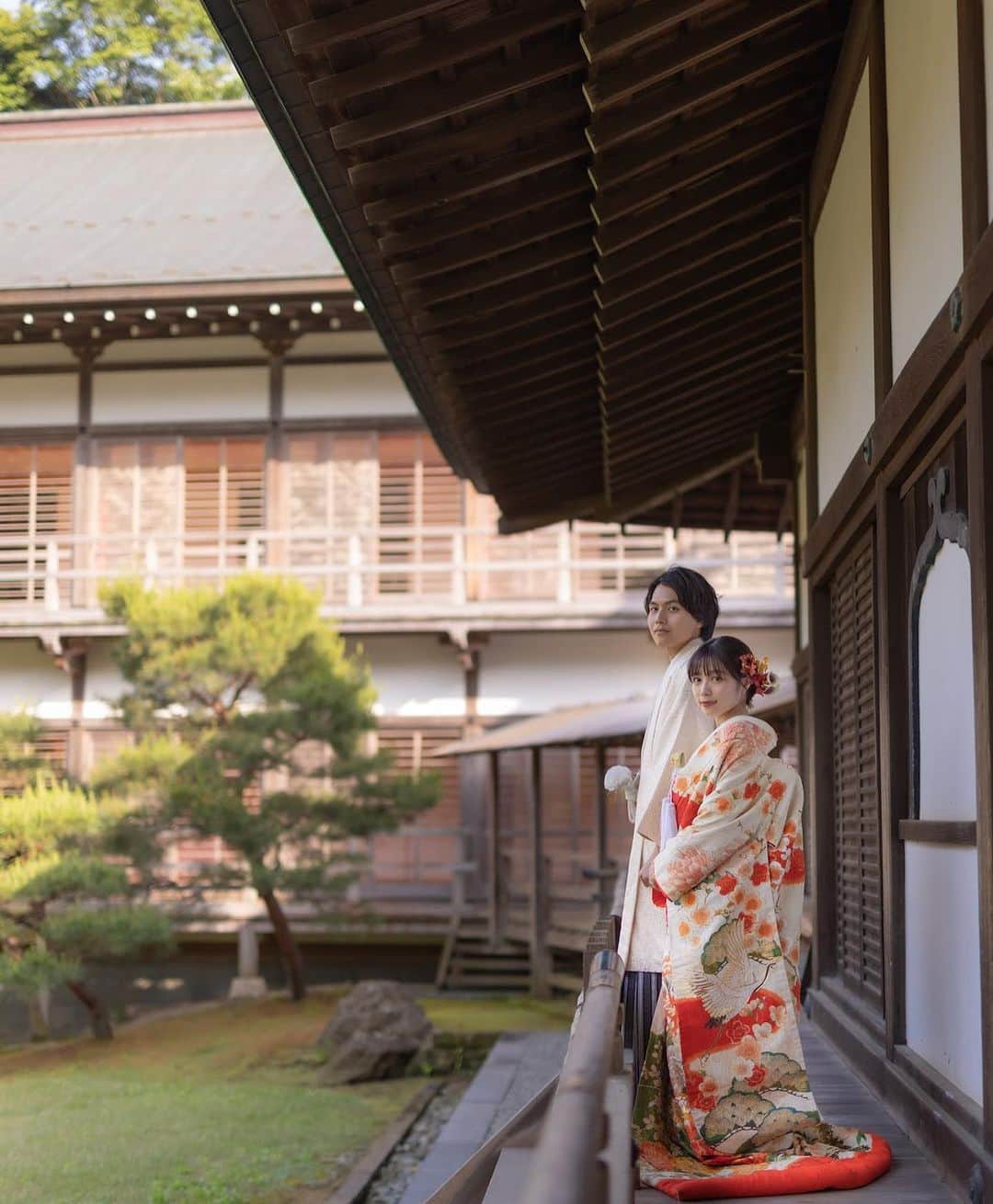 mizukiさんのインスタグラム写真 - (mizukiInstagram)「少し前だけど鎌倉で撮影した写真たち👘白無垢ってすごく女性をきれいに見せてくれるし本当に好きなんだよね。 私たちは結婚式をしないっていう選択をしたけど、こうやって写真として形に残ってるから案外それで満足出来たりする🤝その分ささいな日常や二人で過ごせる時間を大事にしていきたい。また落ち着いたらゆっくり旅行も行きたい〜新婚旅行だけは行きたいなぁ、どこの国いこう...🛩️🎀 ㅤㅤㅤㅤㅤㅤㅤㅤㅤㅤ #ブライダルフォト#和装#和装ヘア#鎌倉#白無垢#白無垢ヘア#日韓夫婦#한일부부#国際恋愛#国際結婚」8月22日 22時00分 - mizukidrop