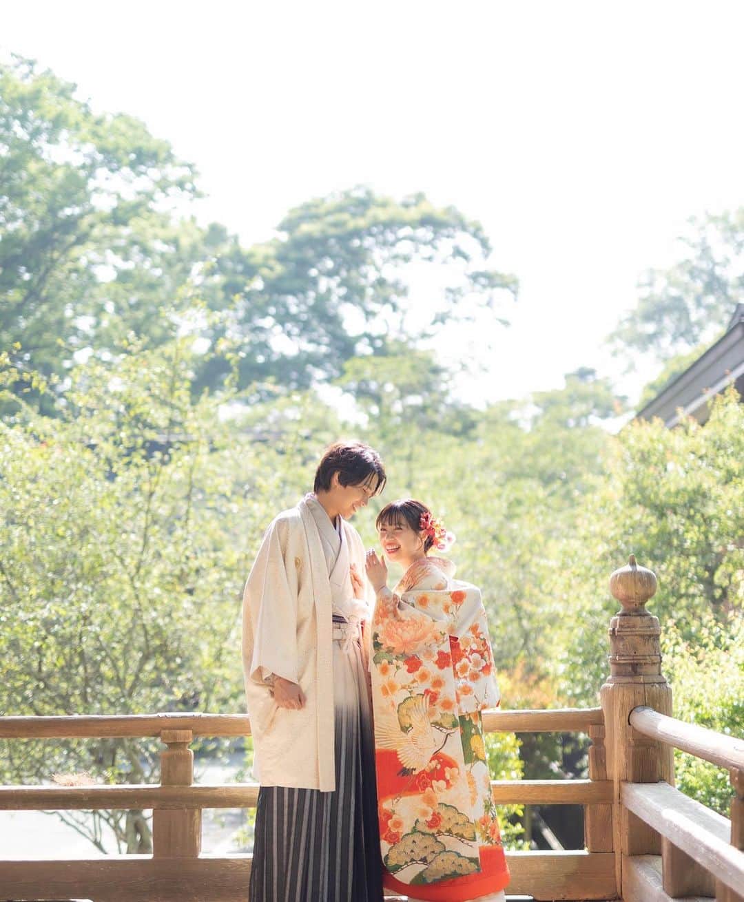 mizukiさんのインスタグラム写真 - (mizukiInstagram)「少し前だけど鎌倉で撮影した写真たち👘白無垢ってすごく女性をきれいに見せてくれるし本当に好きなんだよね。 私たちは結婚式をしないっていう選択をしたけど、こうやって写真として形に残ってるから案外それで満足出来たりする🤝その分ささいな日常や二人で過ごせる時間を大事にしていきたい。また落ち着いたらゆっくり旅行も行きたい〜新婚旅行だけは行きたいなぁ、どこの国いこう...🛩️🎀 ㅤㅤㅤㅤㅤㅤㅤㅤㅤㅤ #ブライダルフォト#和装#和装ヘア#鎌倉#白無垢#白無垢ヘア#日韓夫婦#한일부부#国際恋愛#国際結婚」8月22日 22時00分 - mizukidrop