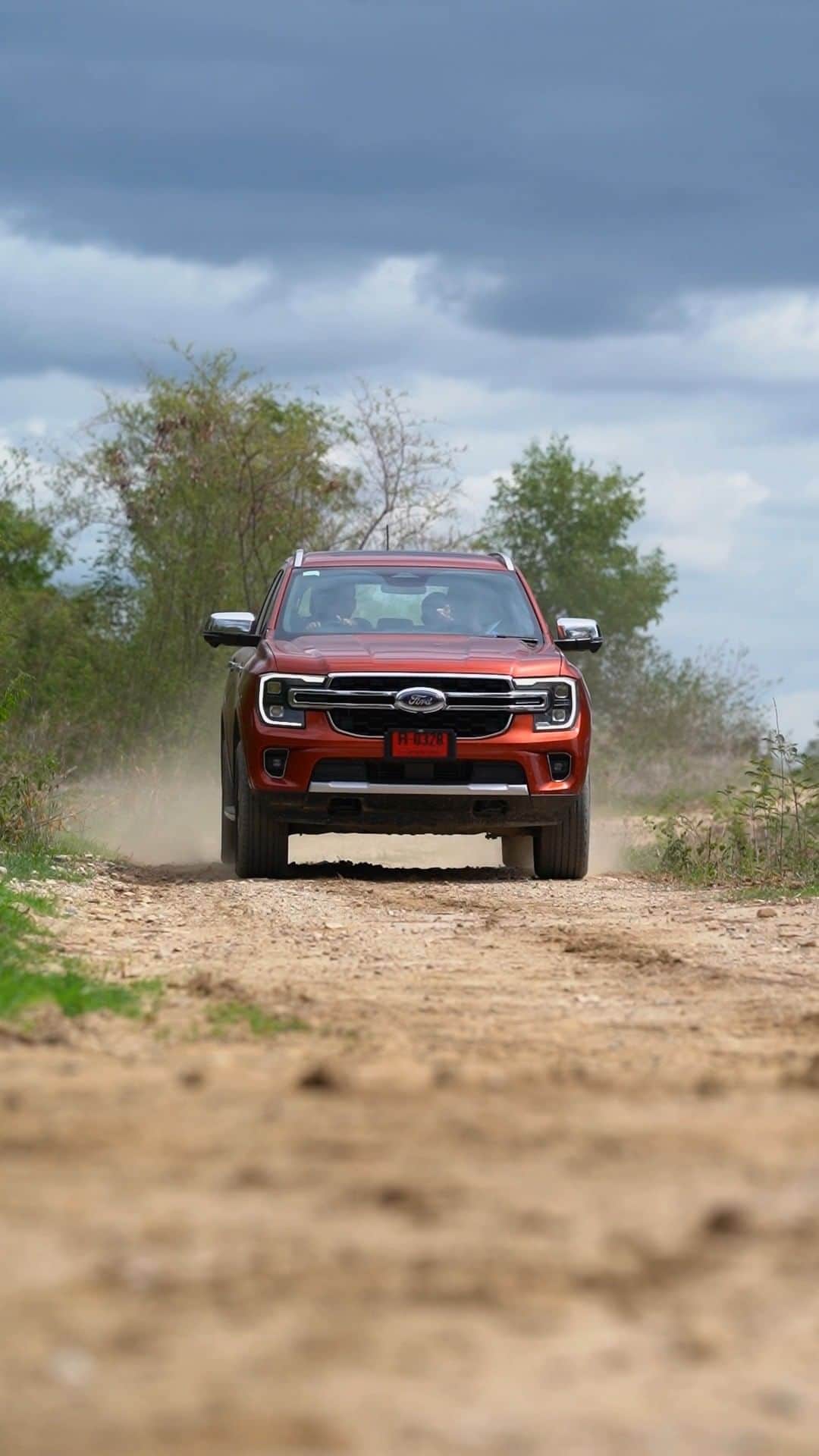 Ford Thailandのインスタグラム：「Next-Gen Everest Titanium+ 4x4 ผสานความหรูหราที่มาพร้อมเทคโนโลยีสุดล้ำ พร้อมลุยทั้งทางเรียบและออฟโรดด้วยโหมดการขับขี่ถึง 6 โหมด เพื่อปรับให้เหมาะกับสภาพเส้นทางและพื้นผิวที่แตกต่าง​ จองผ่านเว็บไซต์ฟอร์ดและทดลองขับได้แล้ววันนี้​ #NextGenFord #NextGenEverest #รับมือได้หมดทุกบททดสอบ #LifeIsYoursToMaster」
